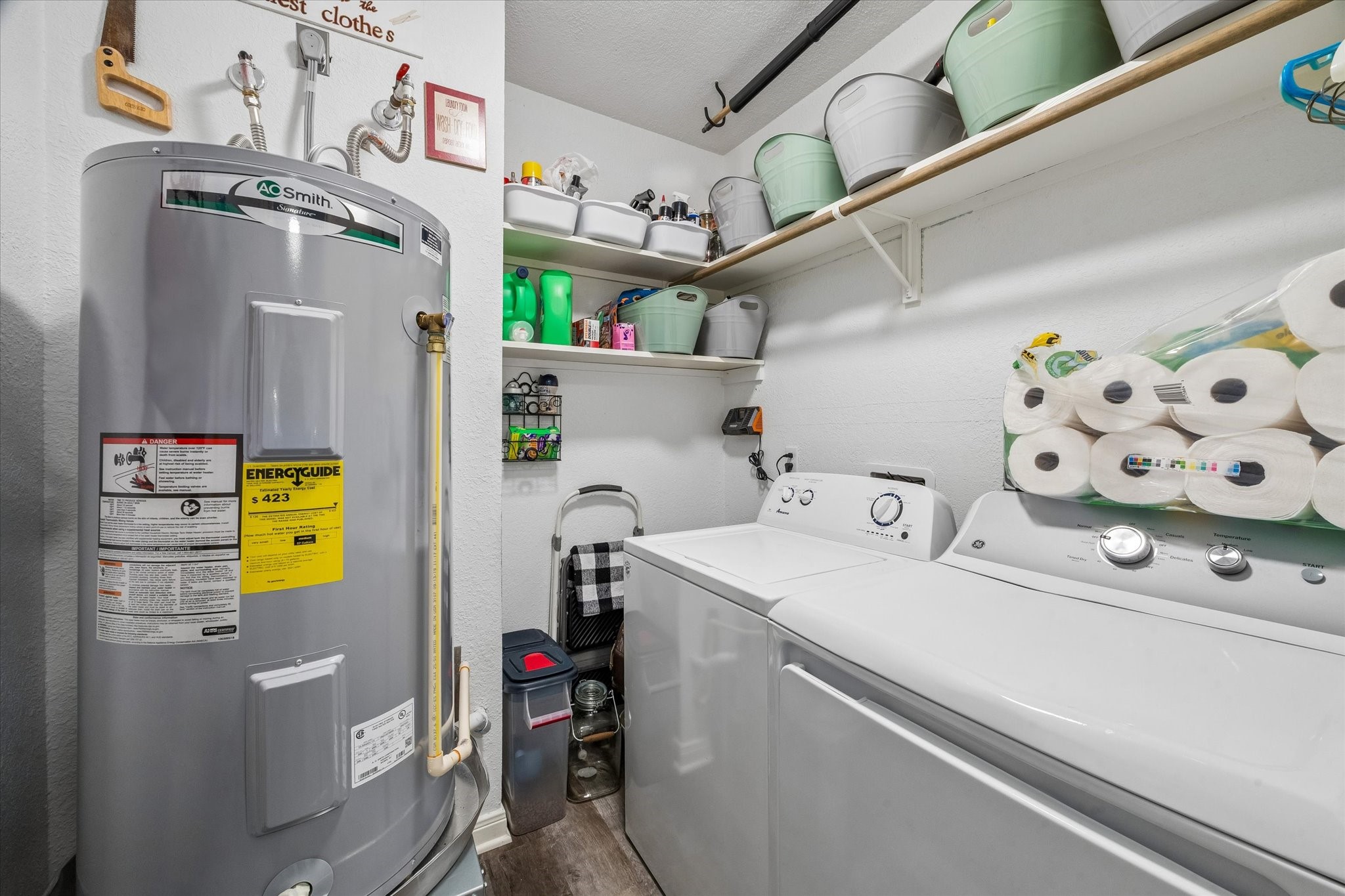 Utility room. The washer and dryer stay.