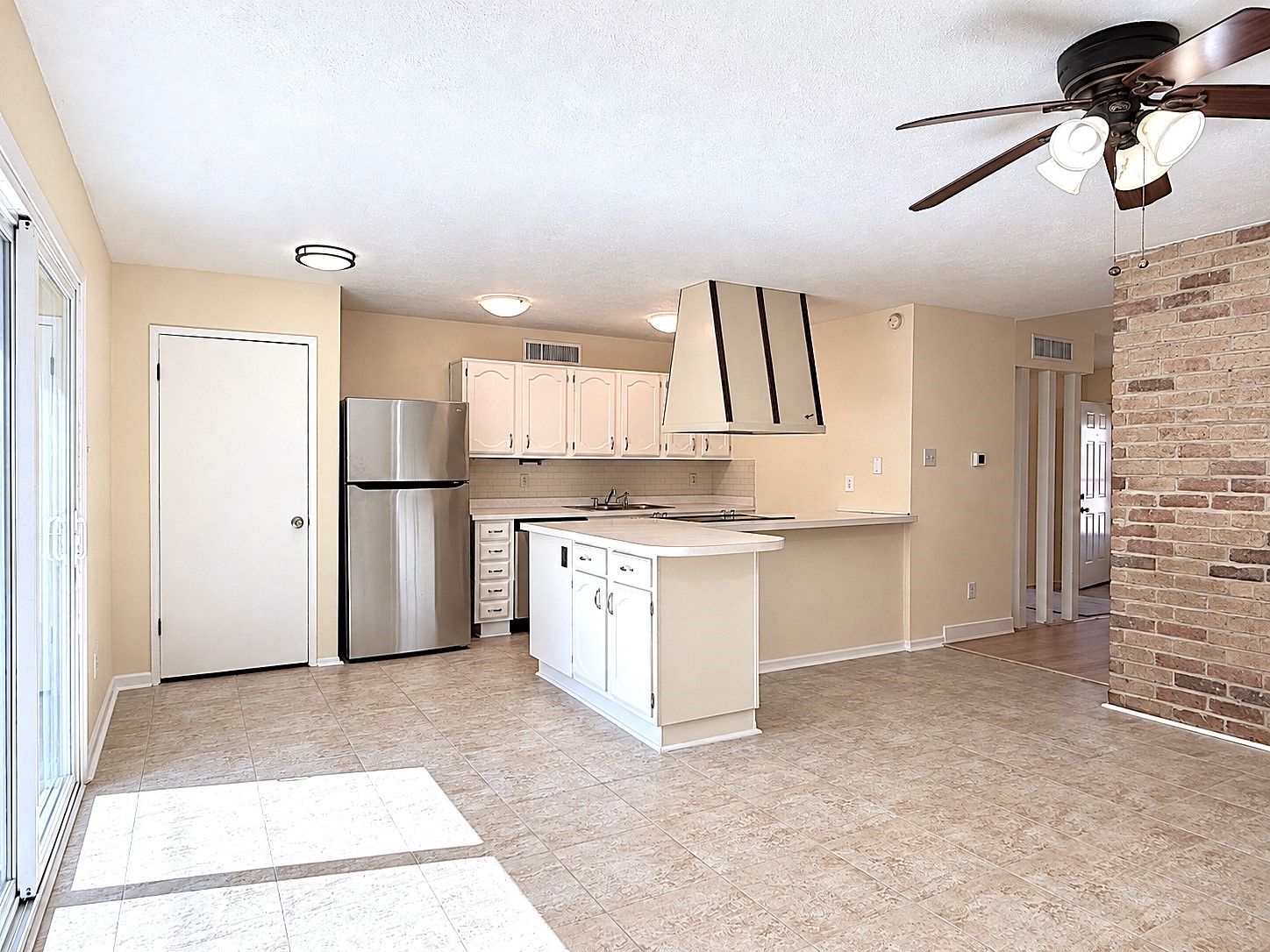 Open kitchen with breakfast bar.