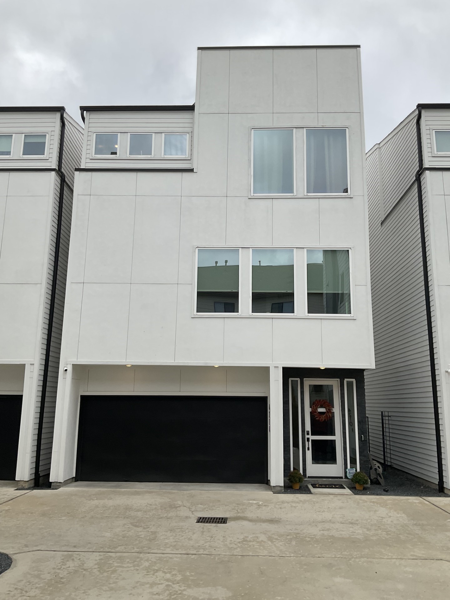Welcome home!! Walking distance to restaurants parks and more.