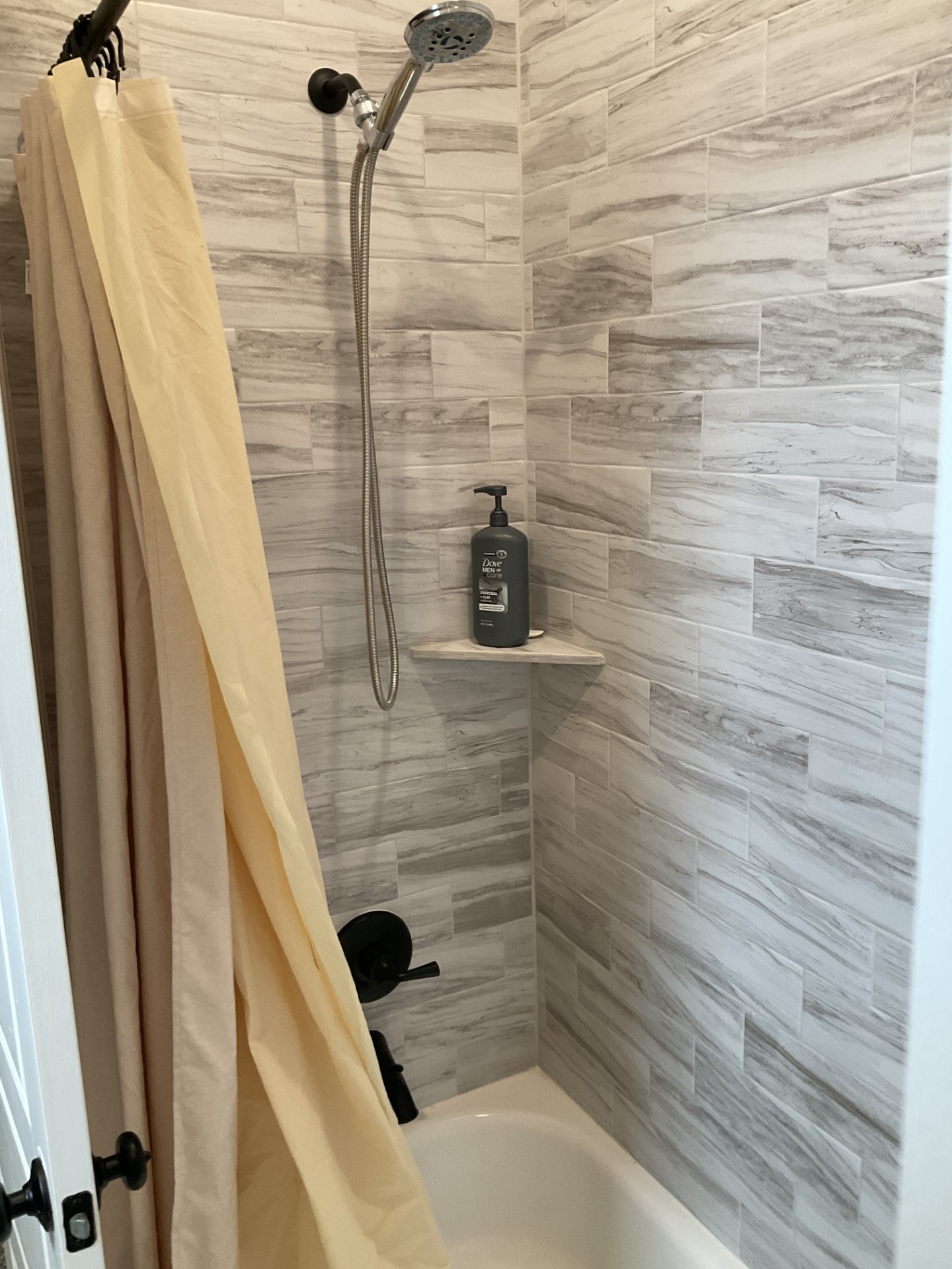 2nd bedroom bath with shower/tub combo