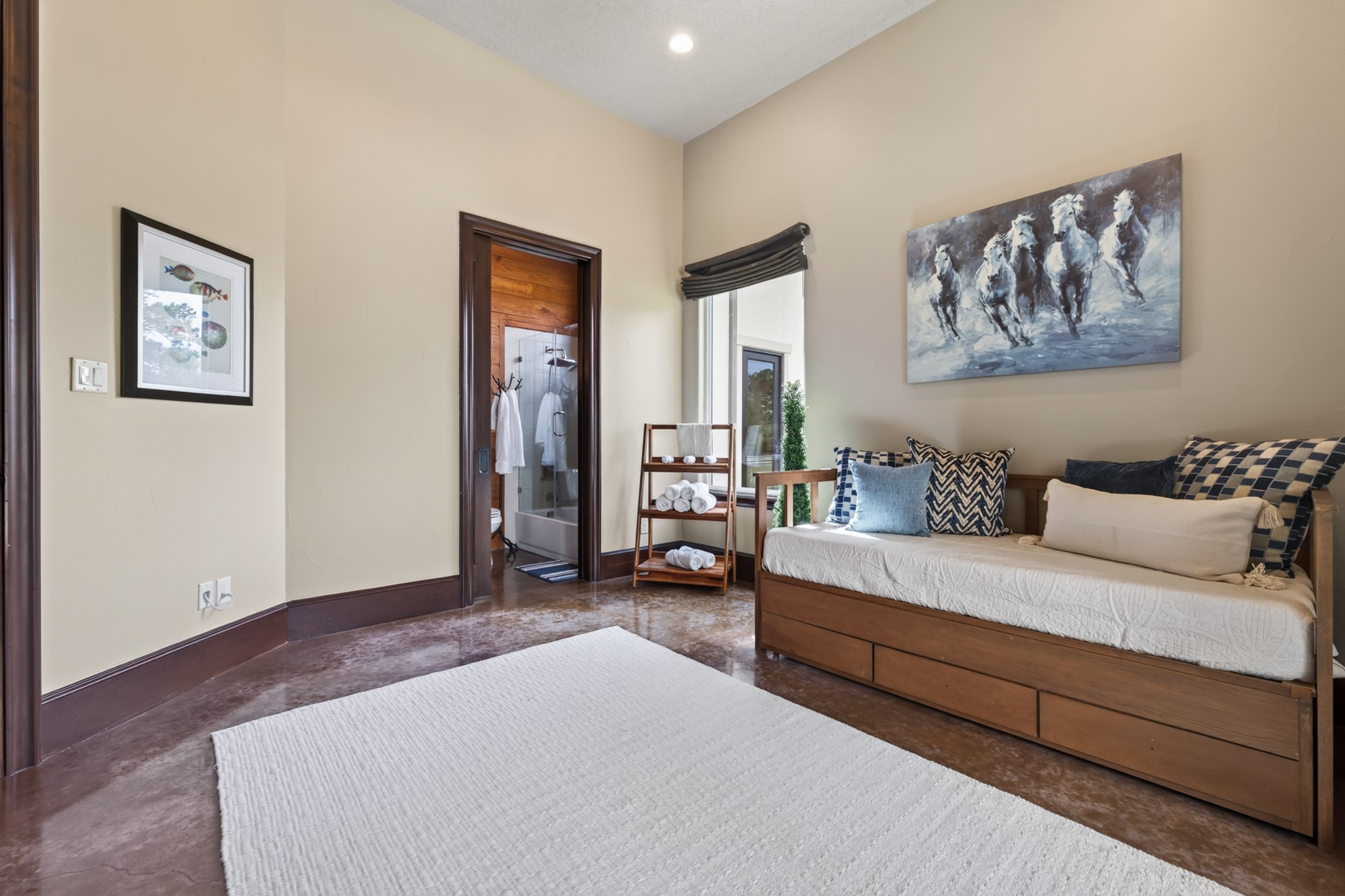 Steps from the pool, this flexible guest suite makes carefree weekends feel effortless.