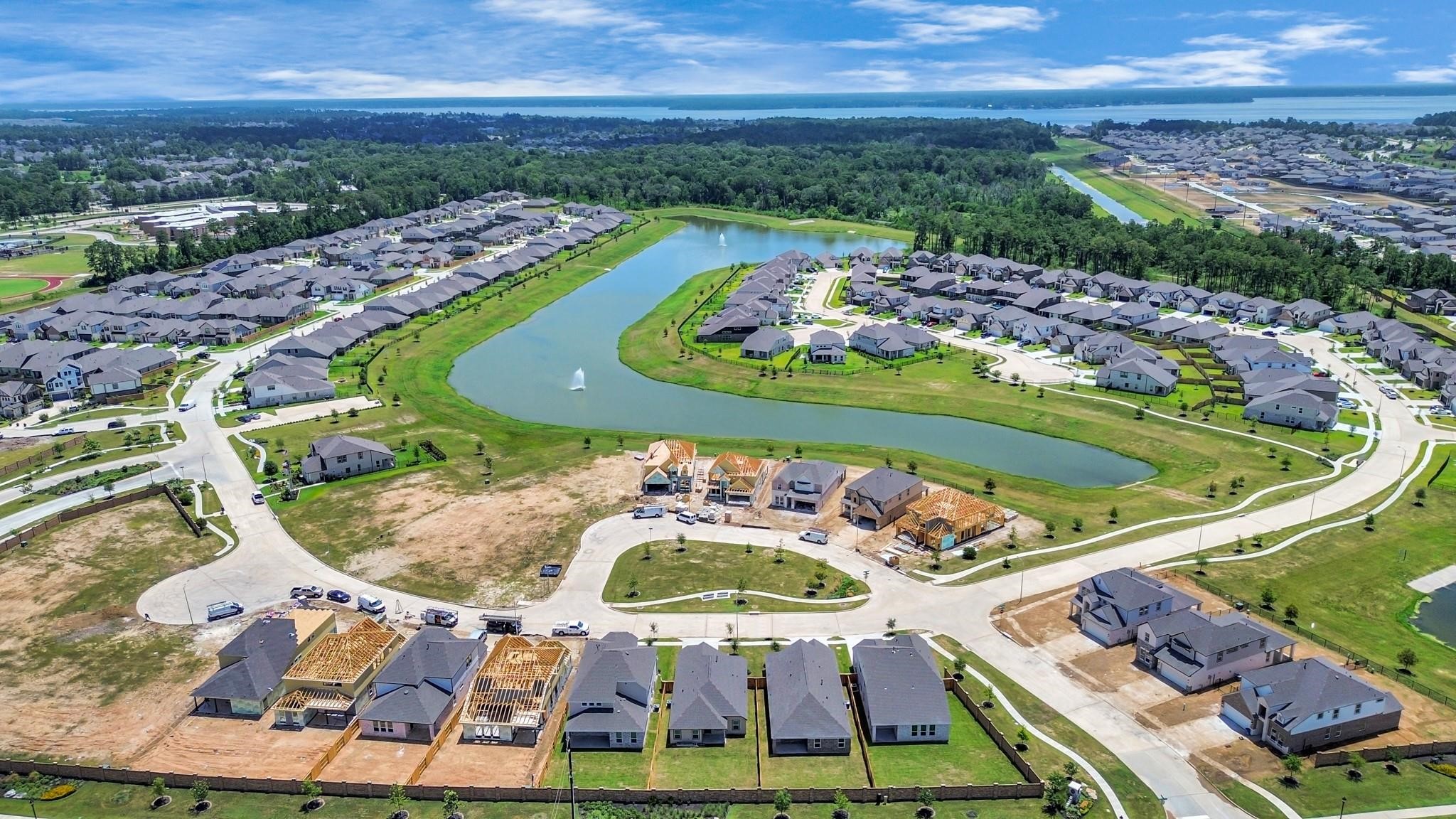 Aerial view showing the proximity to the lake. Aerial view showing the proximity to the lake.