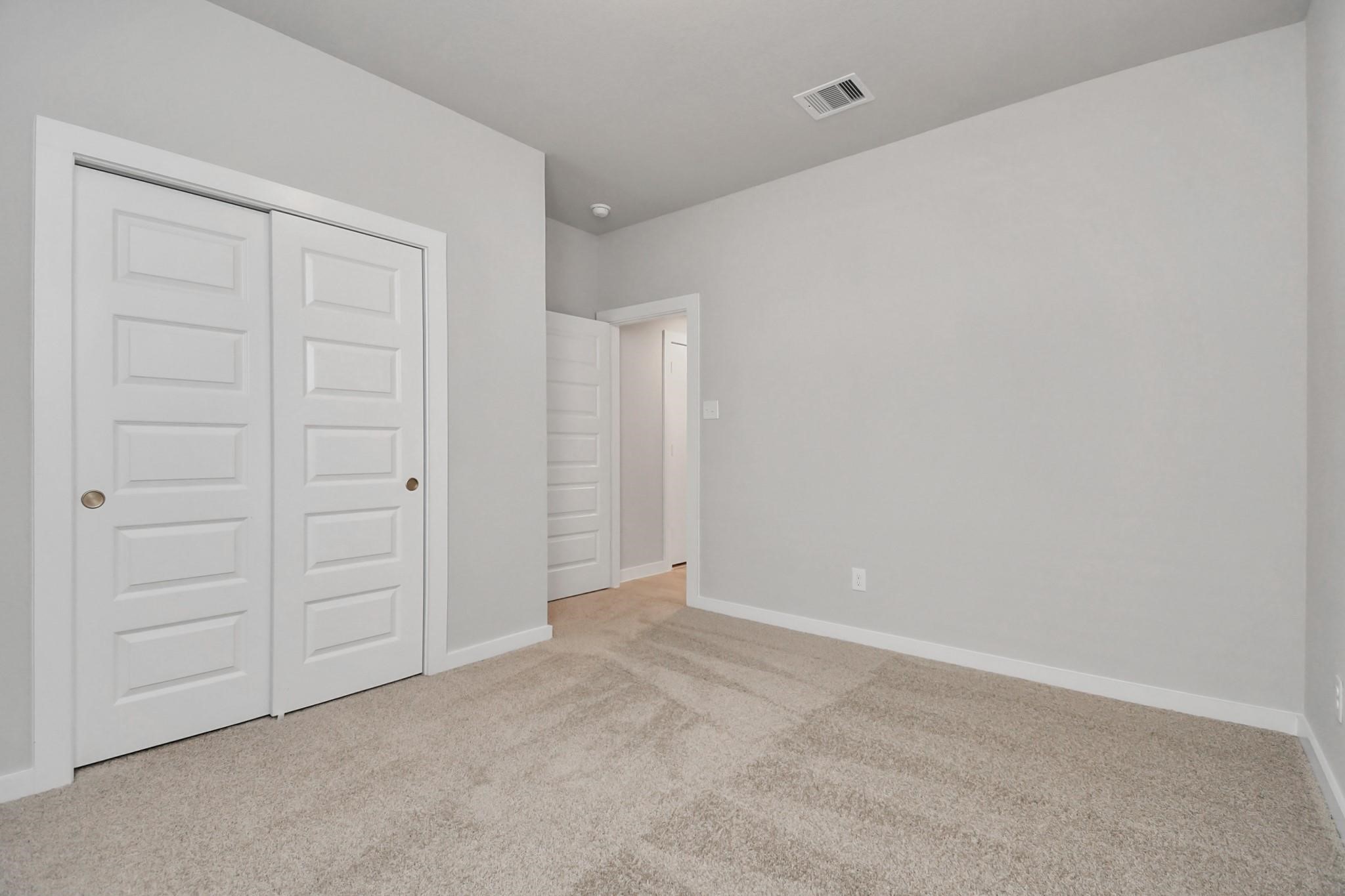 Secondary bedroom.
