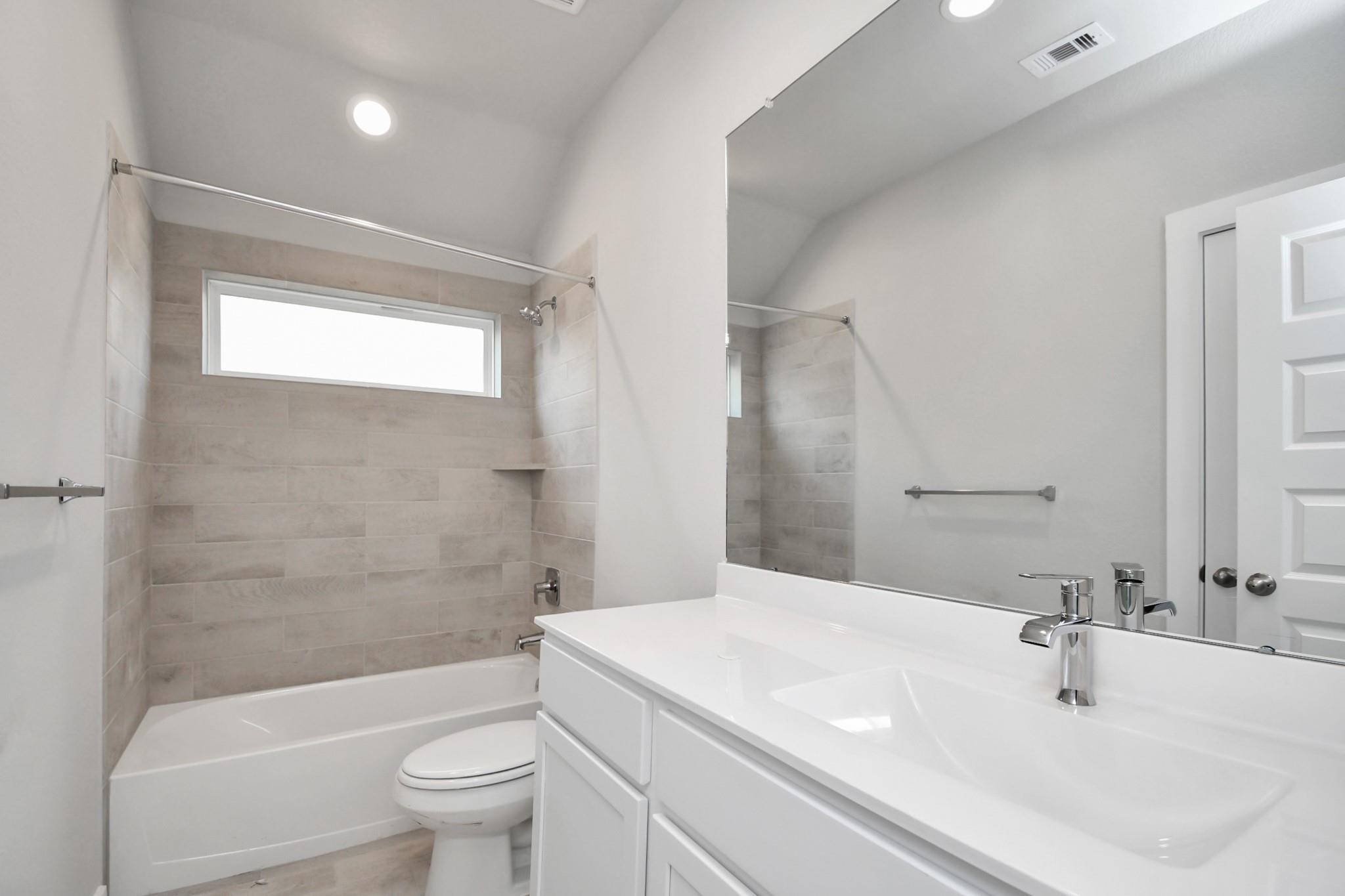 Secondary full bathroom.