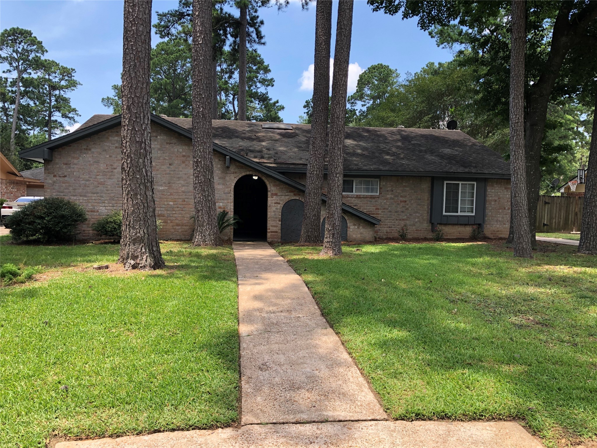 Front view with plenty of shade trees Front view with plenty of shade trees
