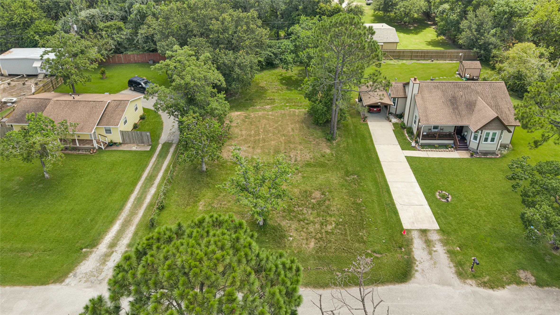 Spacious lot with lush greenery and mature trees, featuring two charming homes with ample yard space and long driveways, perfect for privacy and outdoor activities. Spacious lot with lush greenery and mature trees, featuring two charming homes with ample yard space and long driveways, perfect for privacy and outdoor activities.