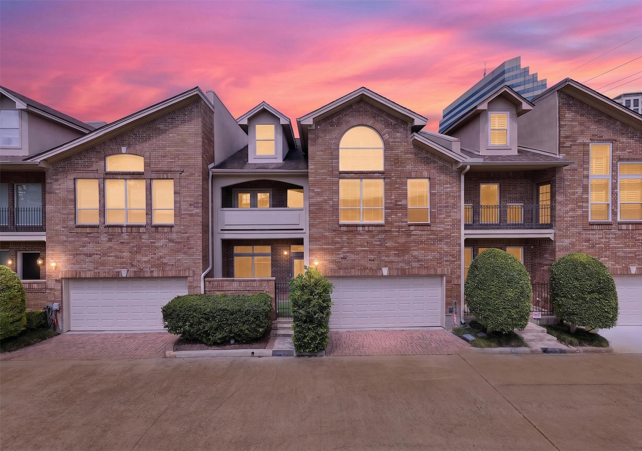 Elegant gated townhome in the prestigious Post Oak Landing community near the Galleria. Elegant gated townhome in the prestigious Post Oak Landing community near the Galleria.