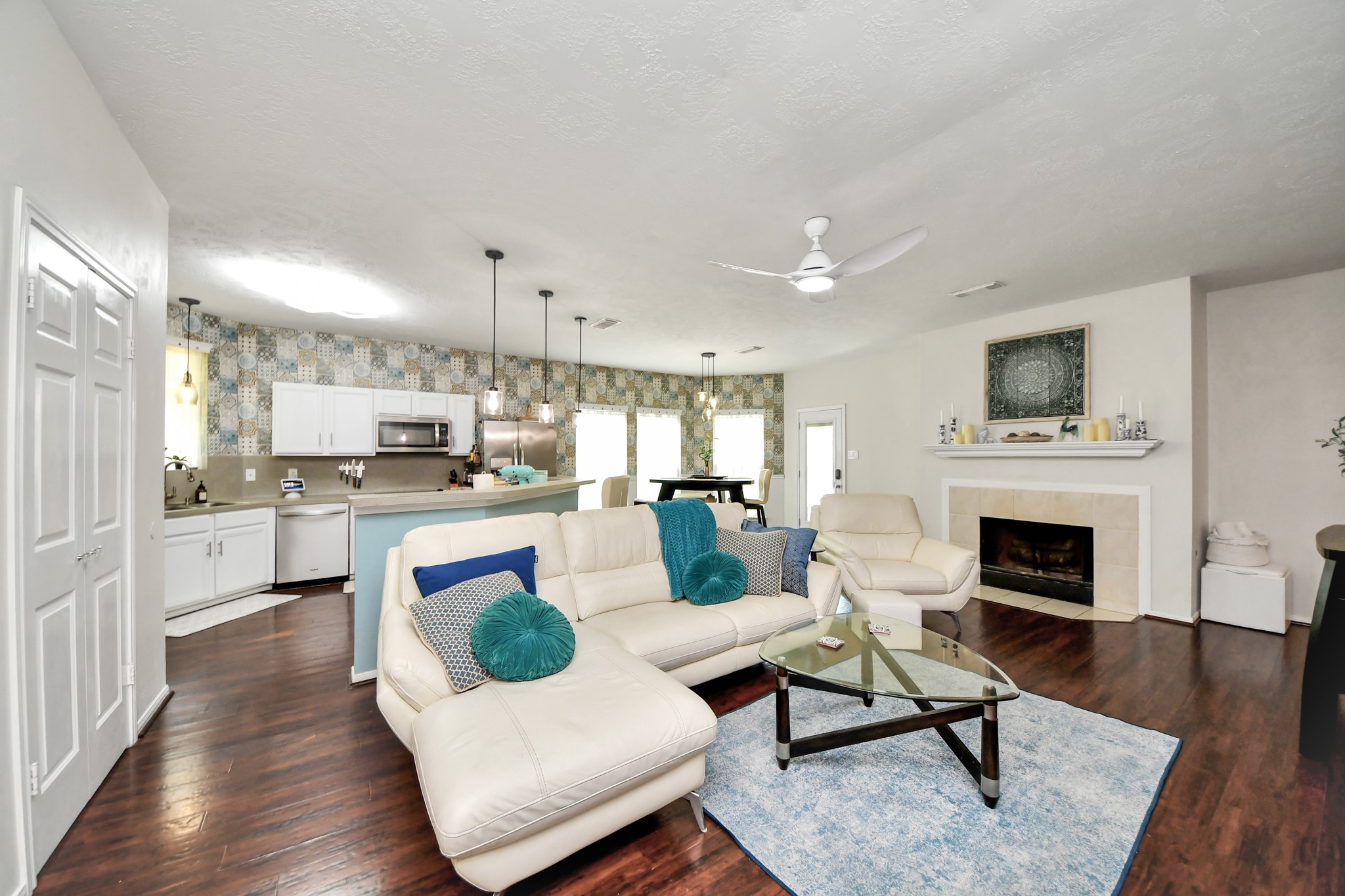 The main living room opens directly to the kitchen and breakfast area.