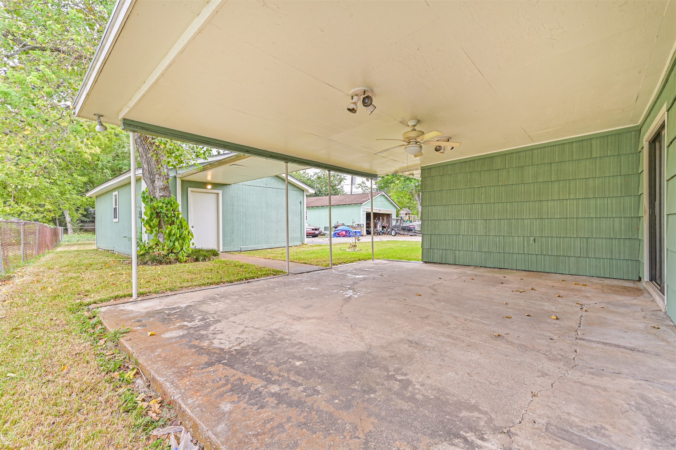 128 Forest Oaks Lane, Lake Jackson, TX 77566