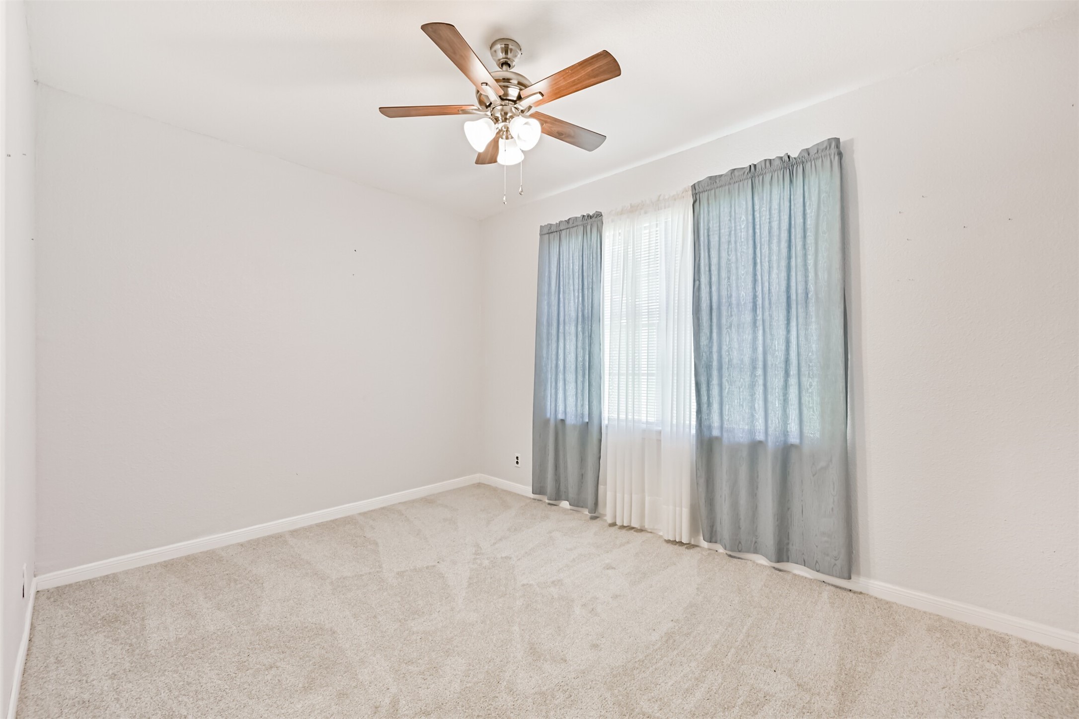 128 Forest Oaks Lane, Lake Jackson, TX 77566
