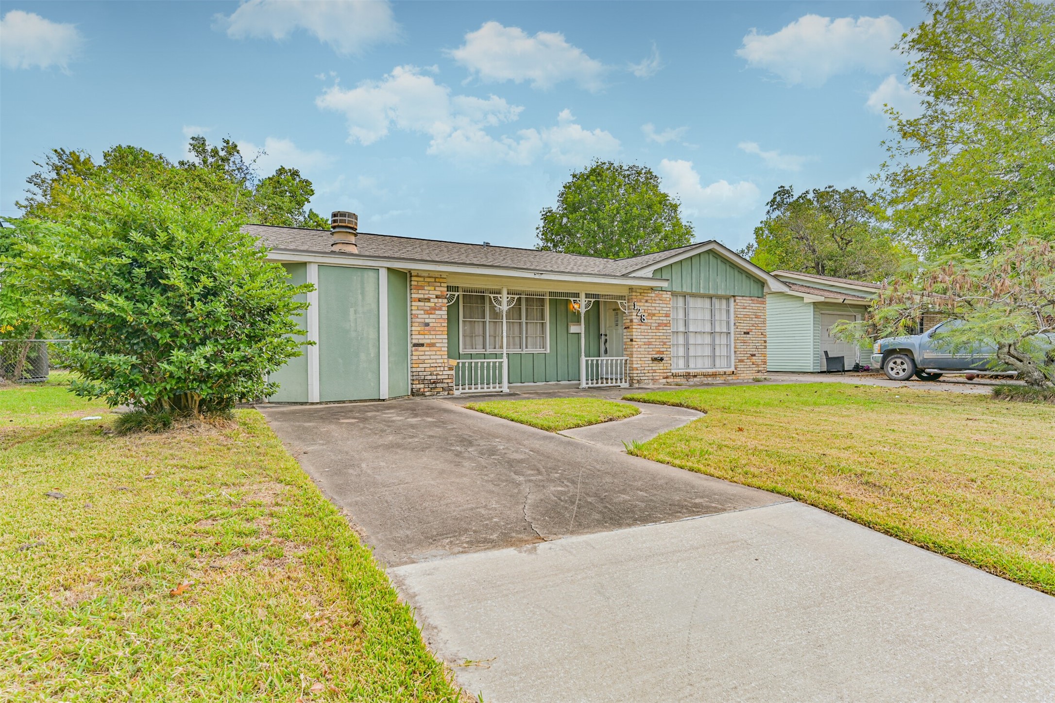 128 Forest Oaks Lane, Lake Jackson, TX 77566 128 Forest Oaks Lane, Lake Jackson, TX 77566