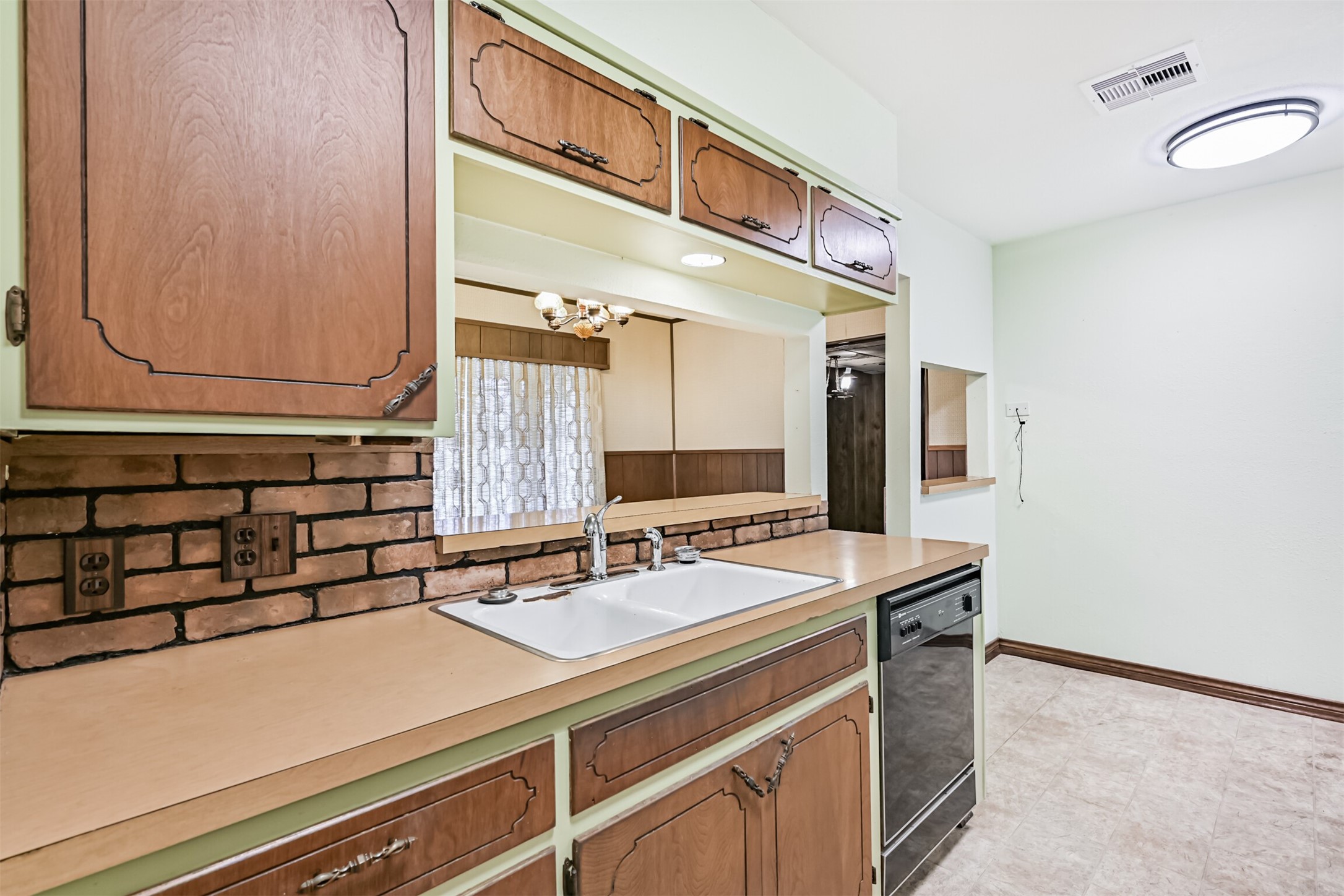 128 Forest Oaks Lane, Lake Jackson, TX 77566