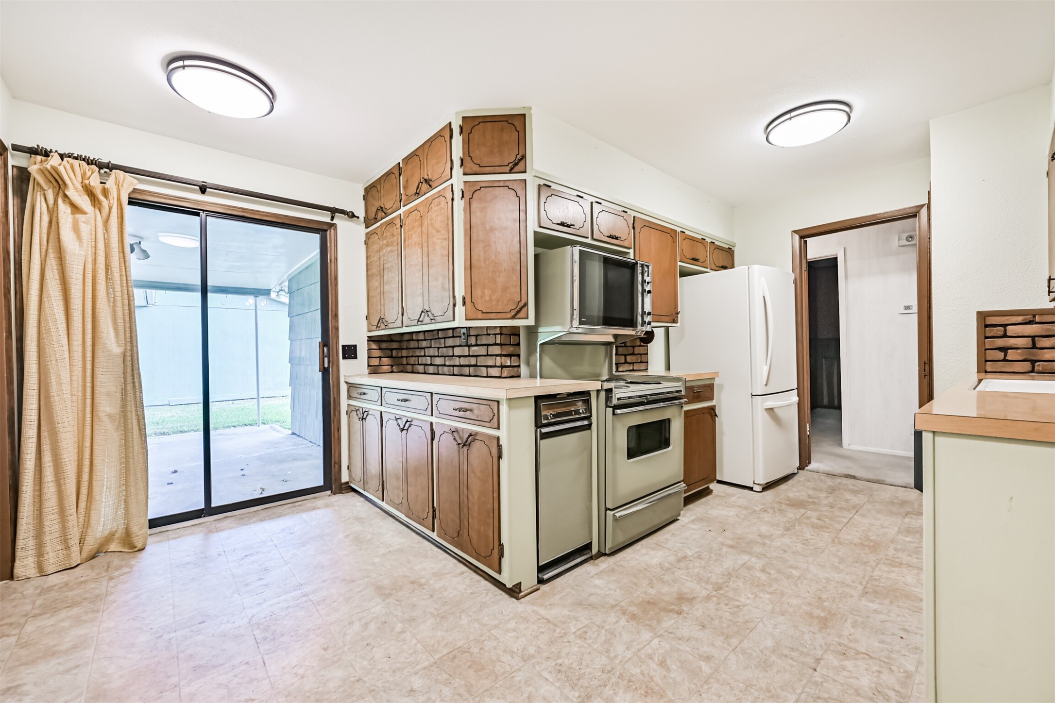 128 Forest Oaks Lane, Lake Jackson, TX 77566