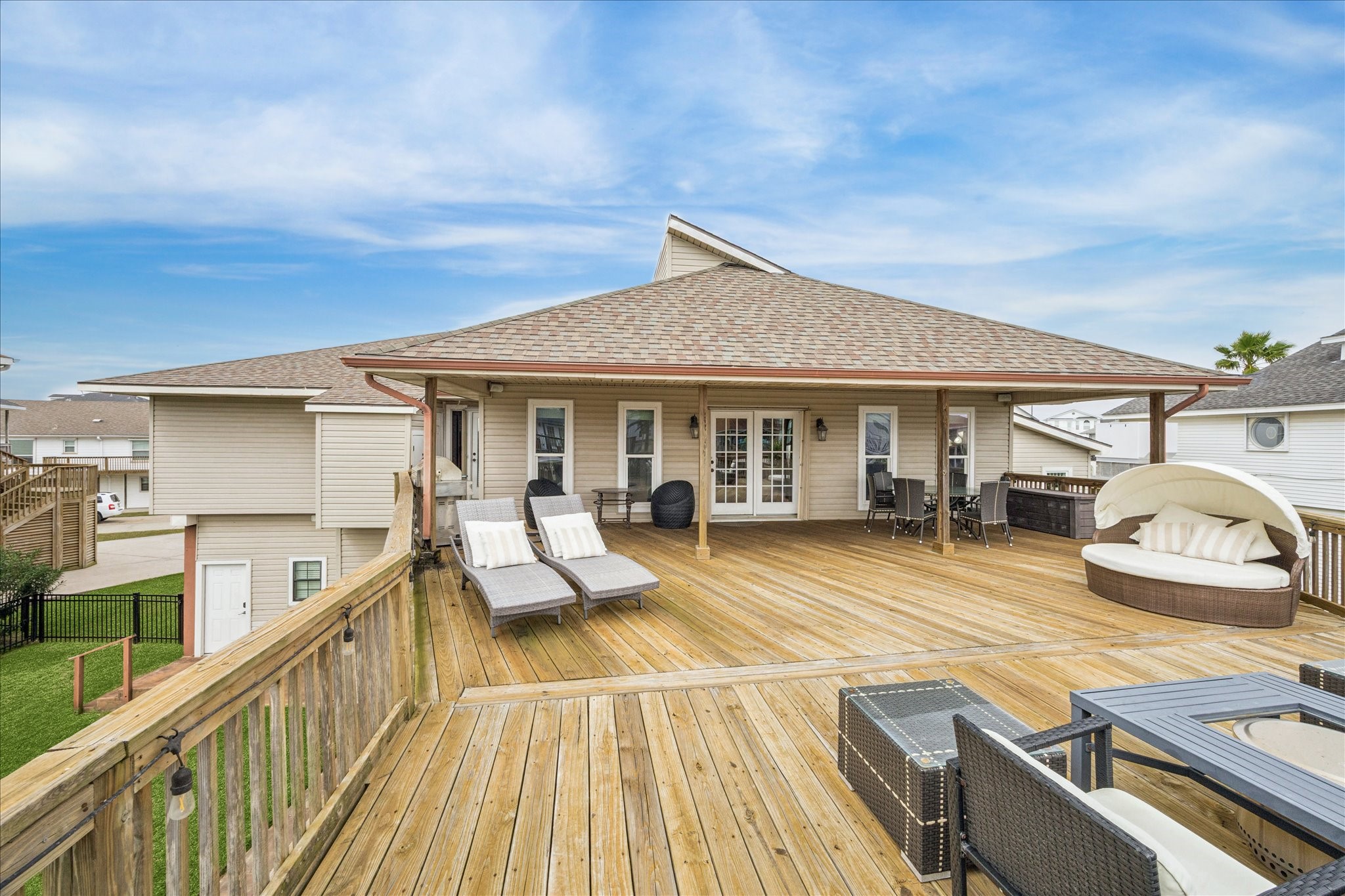 115 Bamaku Bend, Tiki Island, TX 77554