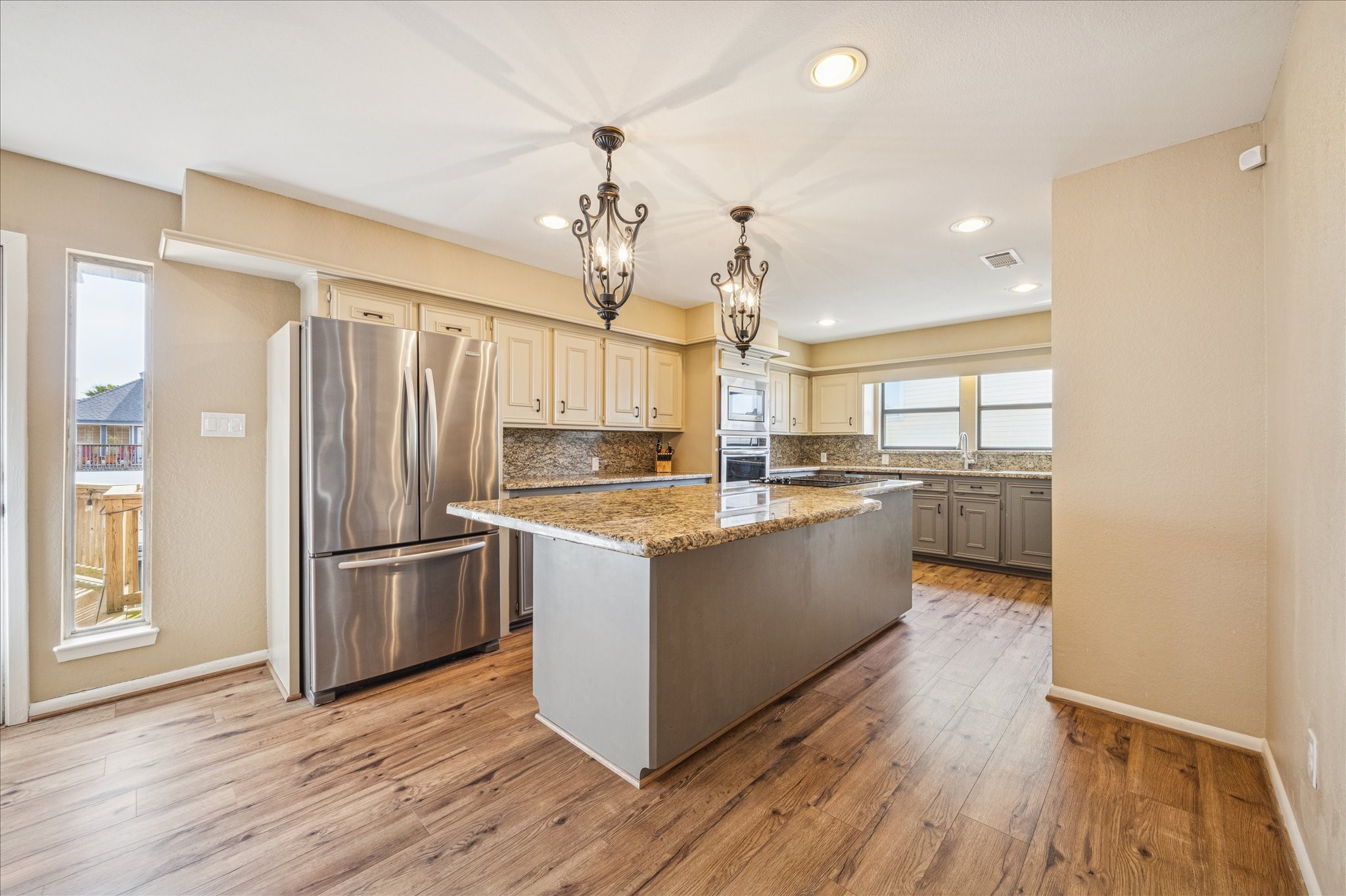 115 Bamaku Bend, Tiki Island, TX 77554