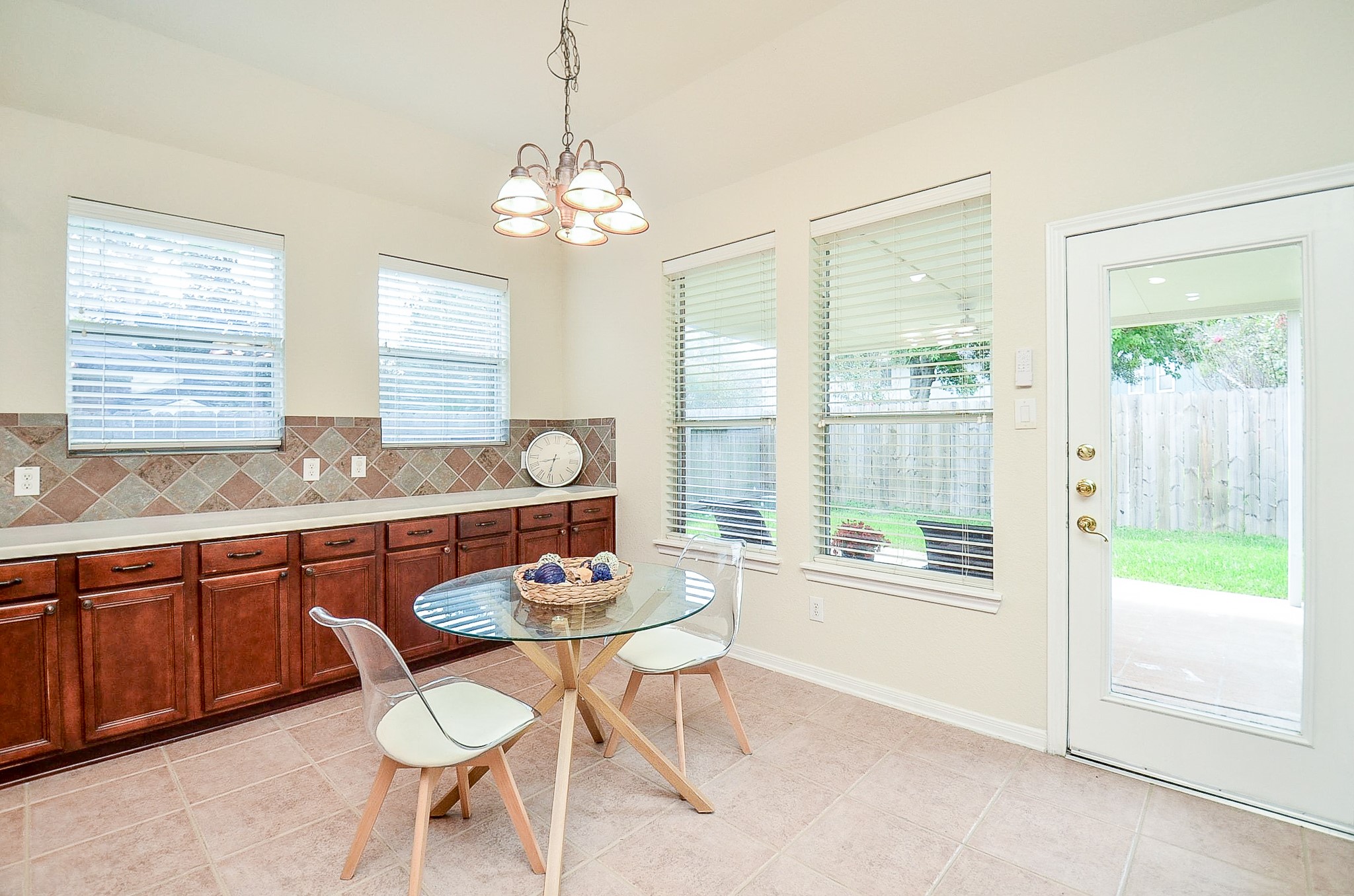 Start the morning with plenty of natural light and a view of the backyard. The breakfast area sits beside the kitchen with direct access outside, making the transition from indoor meals to the patio effortless.