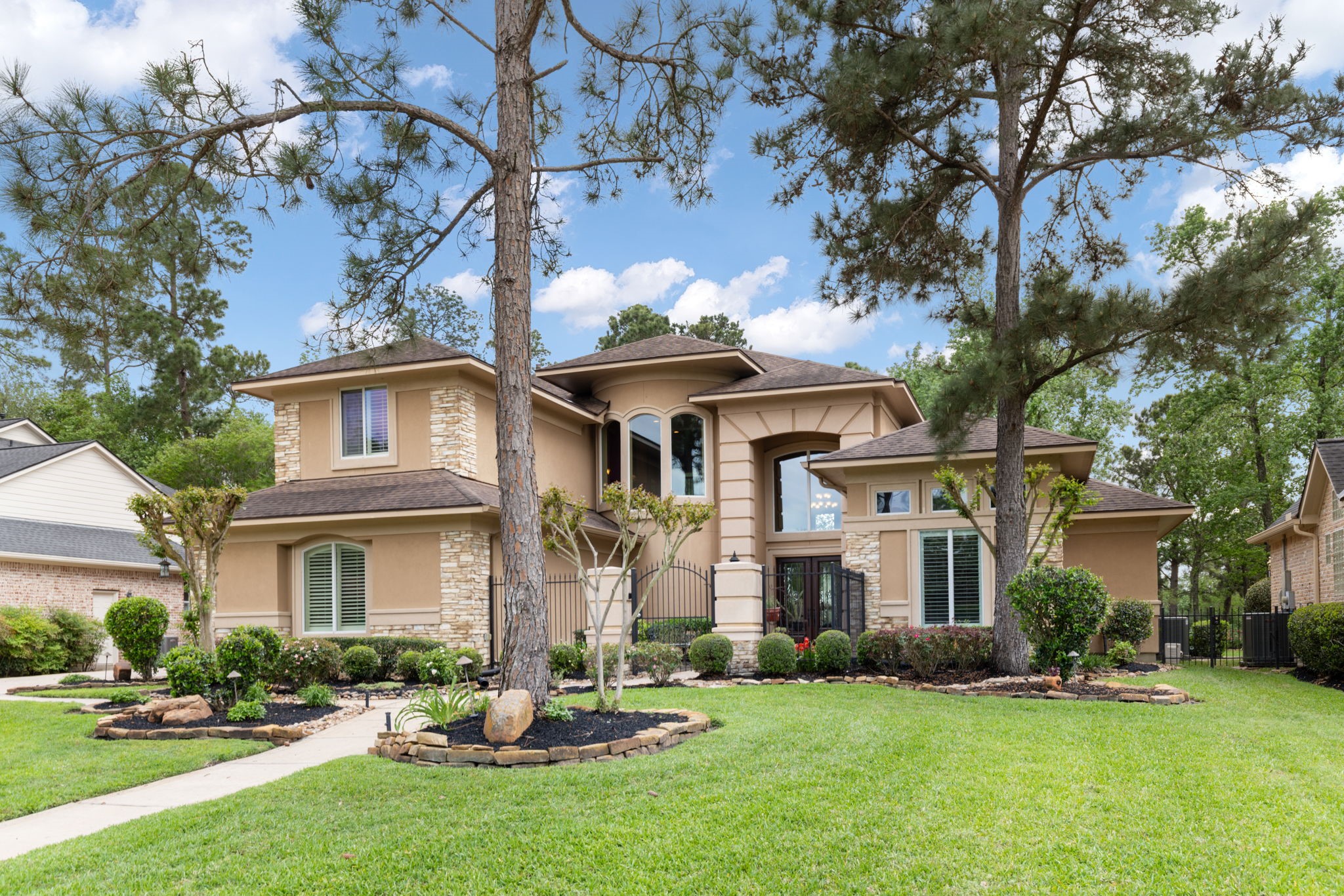 Framed by established landscaping and a grand front elevation, this residence delivers the regal curb appeal buyers are hoping to find at this price point. Its location offers convenient access to The Woodlands, Vintage, restaurants, shopping, and nearby medical offices.