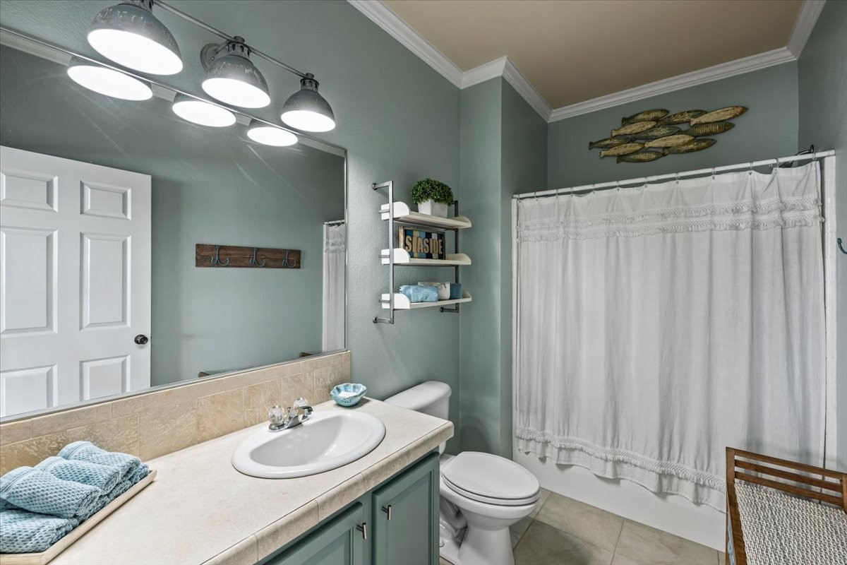 1231 N Stingaree Drive, Crystal Beach, TX 77650