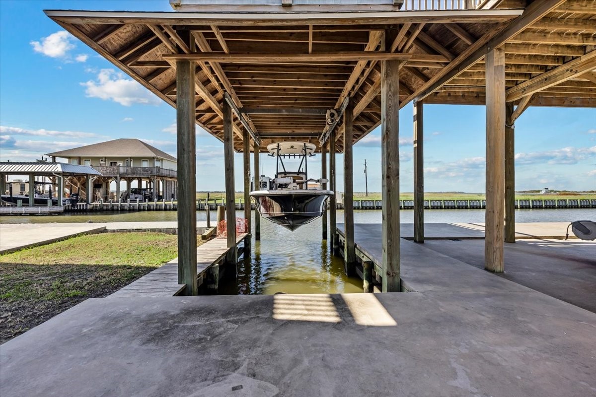 1231 N Stingaree Drive, Crystal Beach, TX 77650