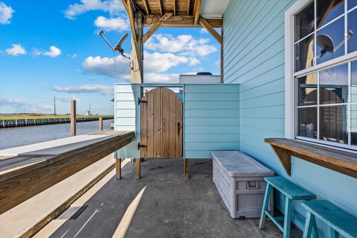 1231 N Stingaree Drive, Crystal Beach, TX 77650
