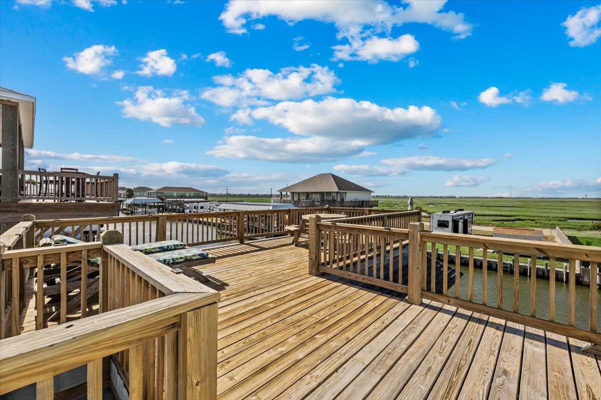 1231 N Stingaree Drive, Crystal Beach, TX 77650