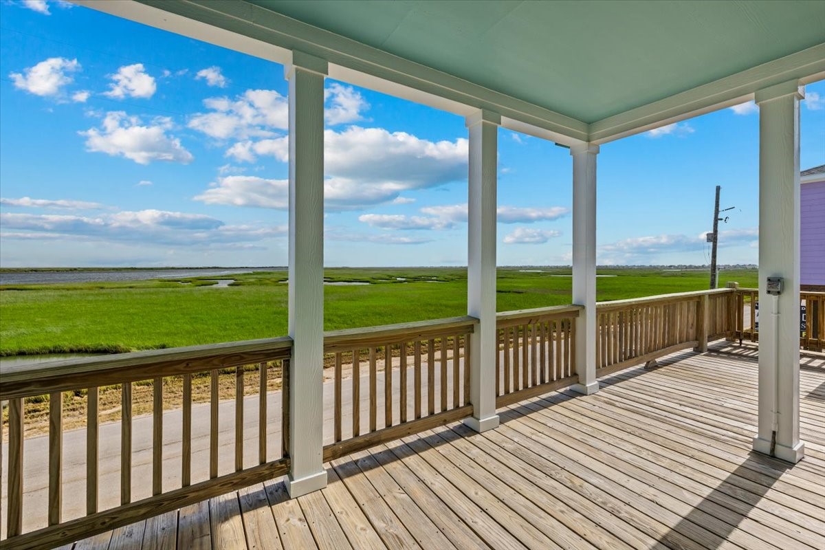 1231 N Stingaree Drive, Crystal Beach, TX 77650