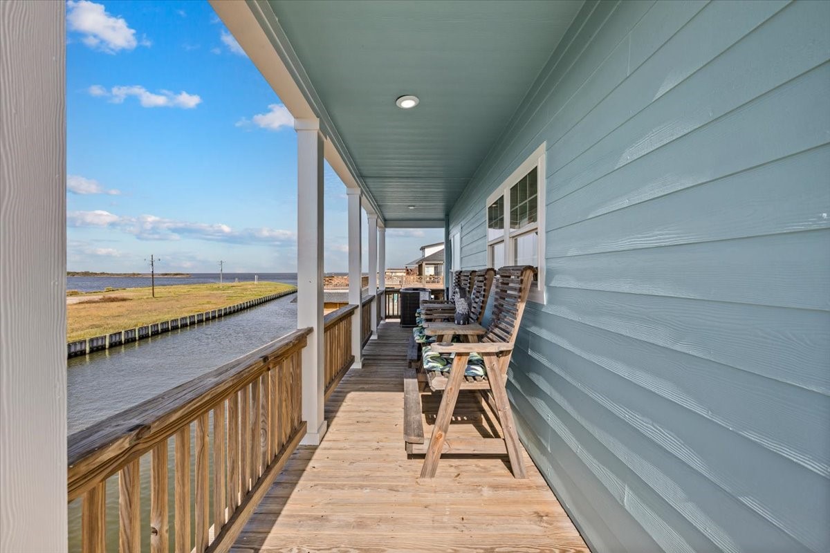 1231 N Stingaree Drive, Crystal Beach, TX 77650