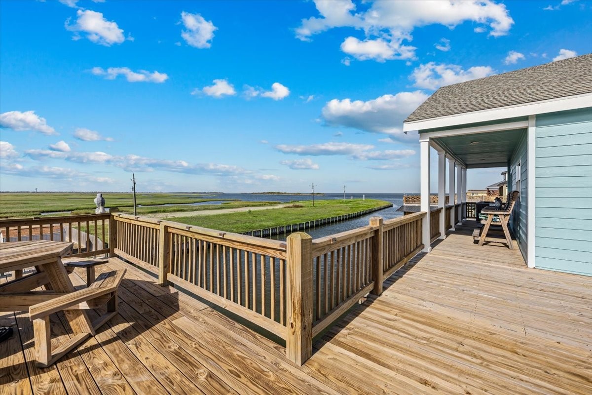 1231 N Stingaree Drive, Crystal Beach, TX 77650