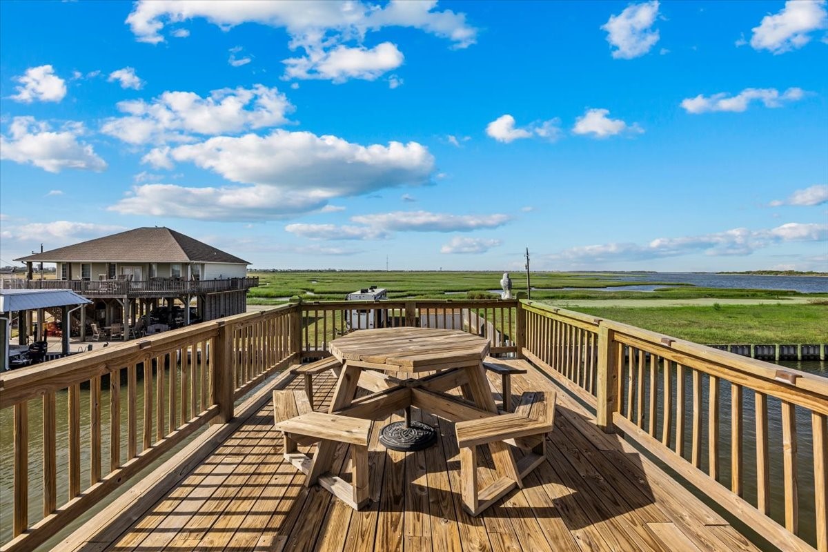 1231 N Stingaree Drive, Crystal Beach, TX 77650