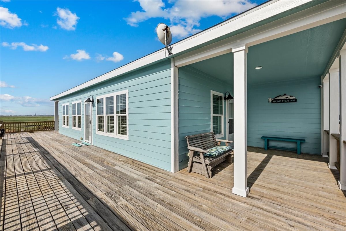 1231 N Stingaree Drive, Crystal Beach, TX 77650