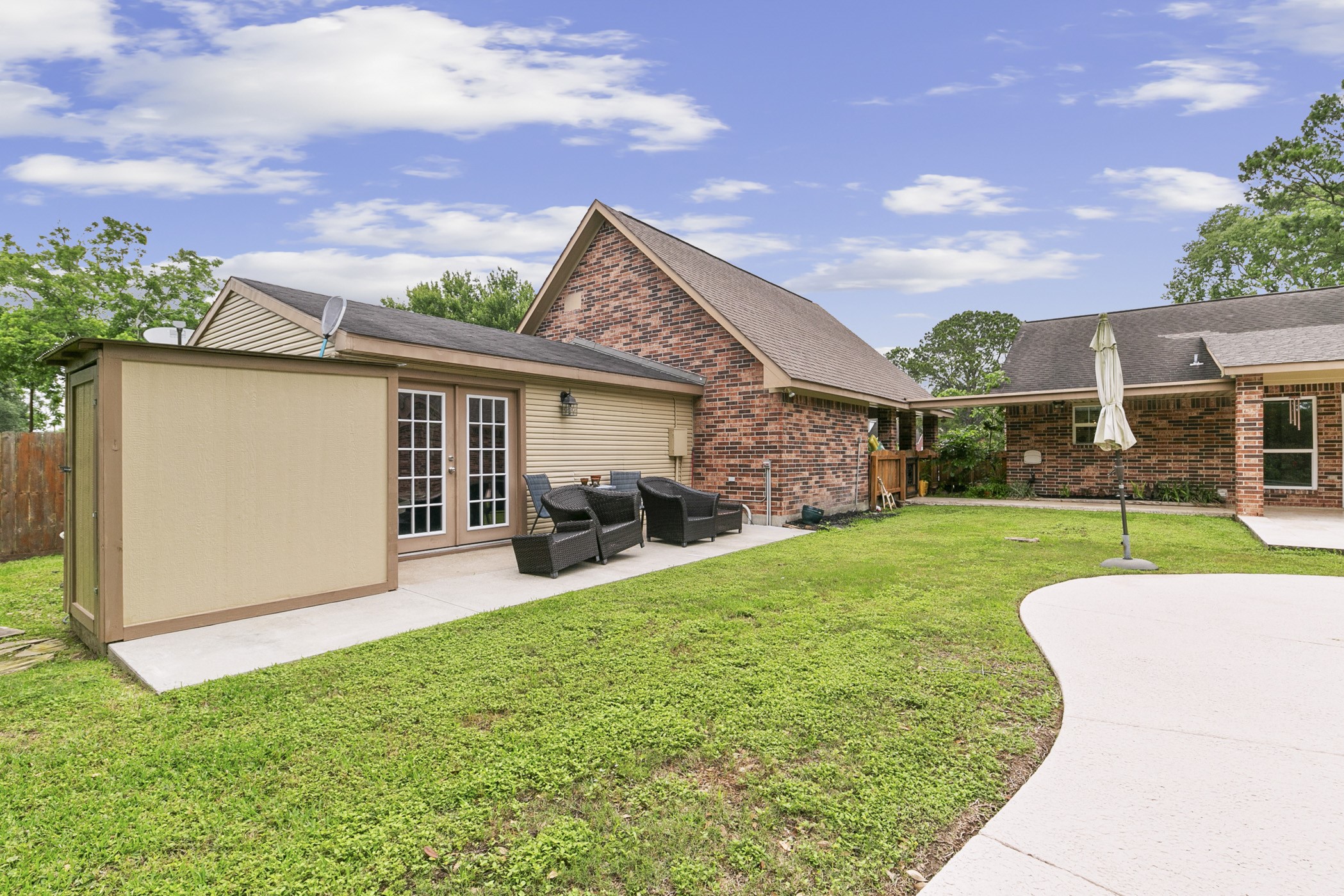 Bonus space/pool house/workshop attached to garage