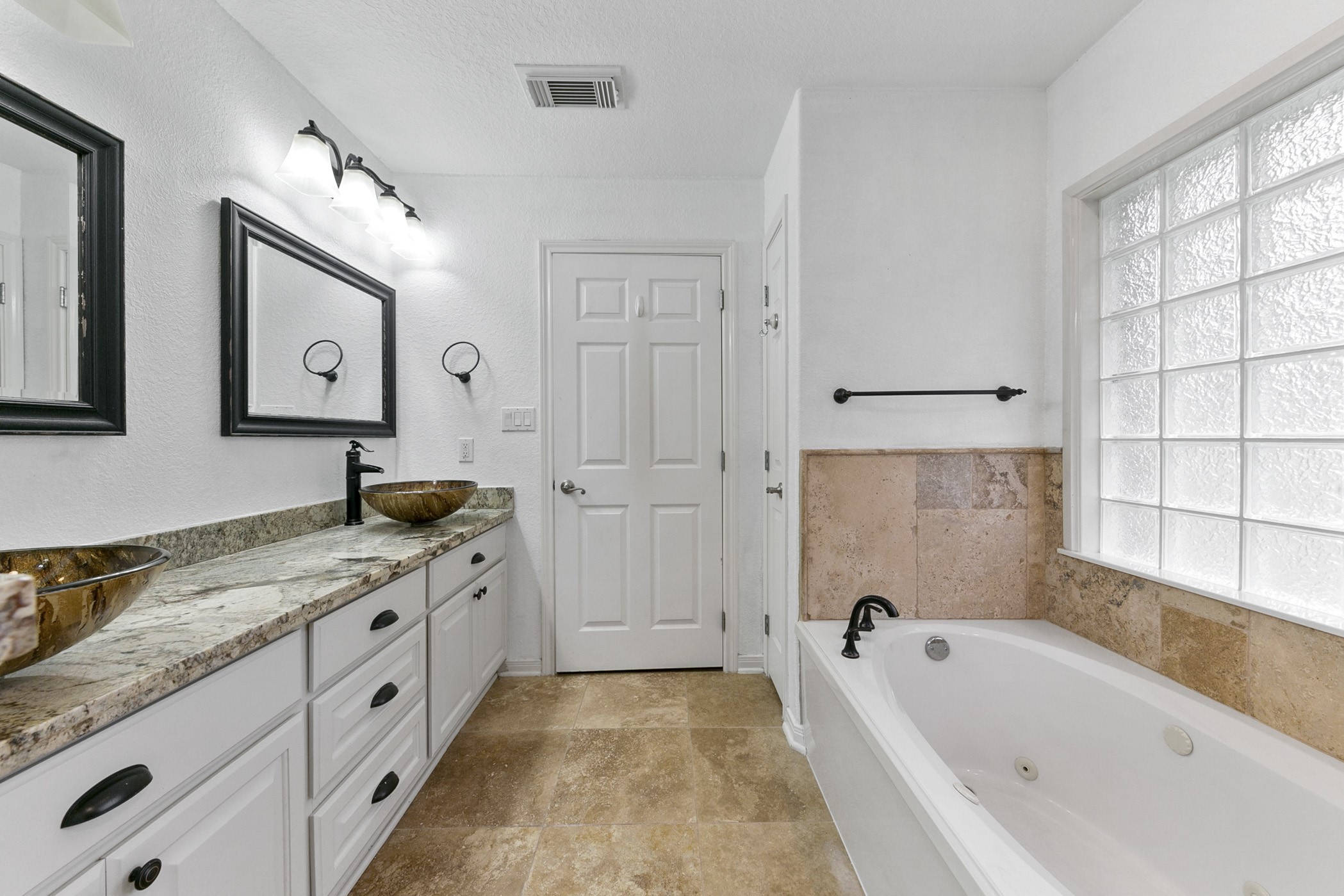 Primary bedroom's en-suite bathroom