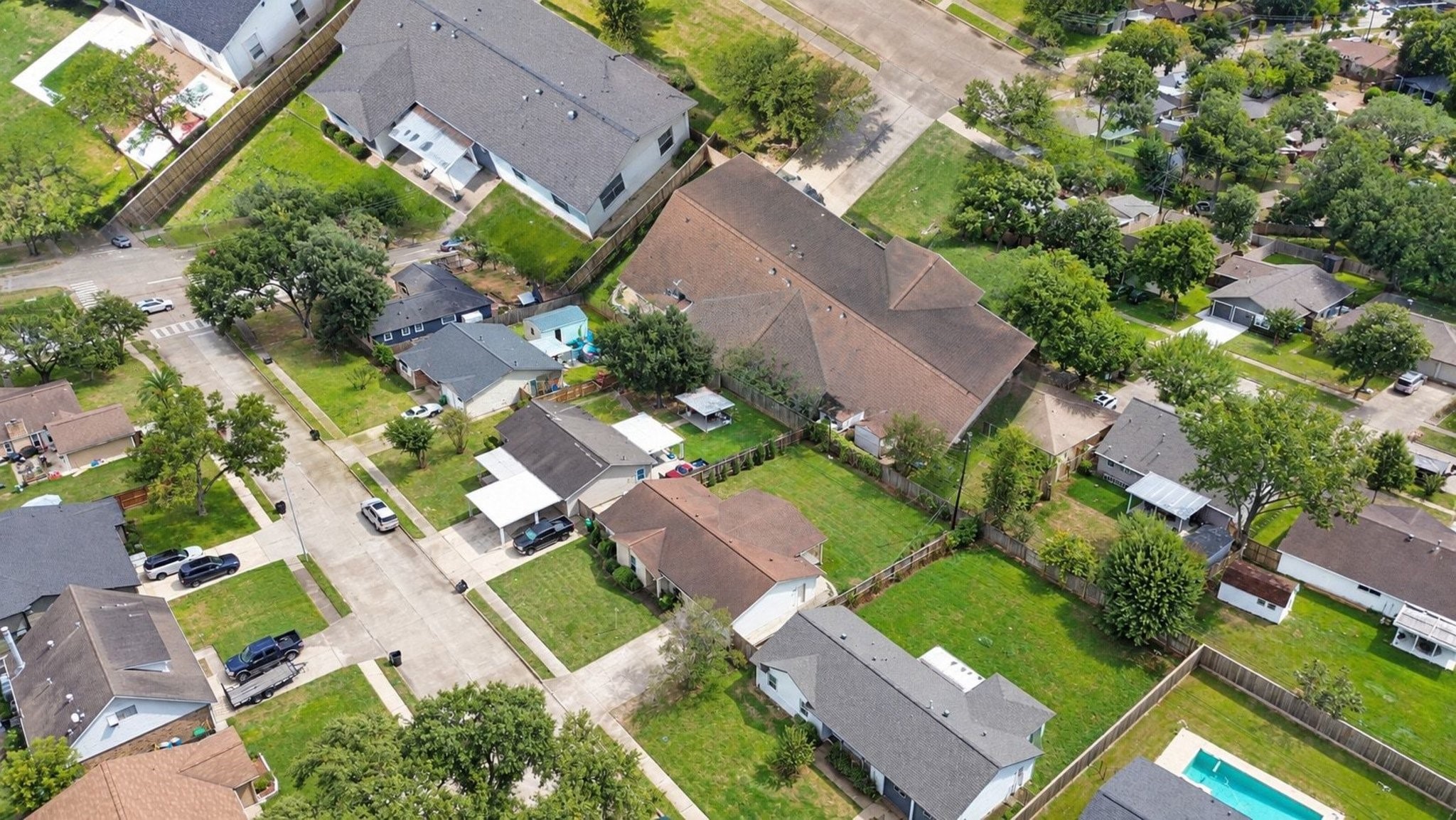 Saxon Drive is minutes from Downtown, Uptown and Energy corridor.