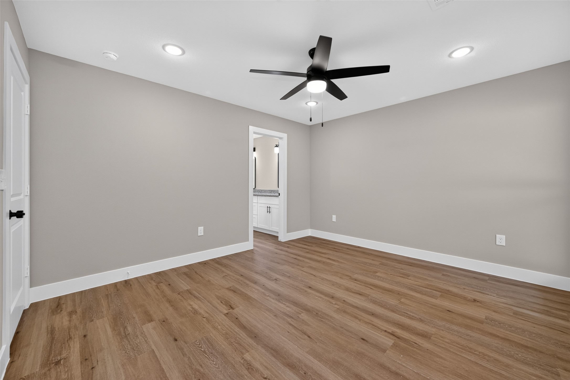 Master bedroom has walk in closet and en-suite bathroom. Master bedroom has walk in closet and en-suite bathroom.