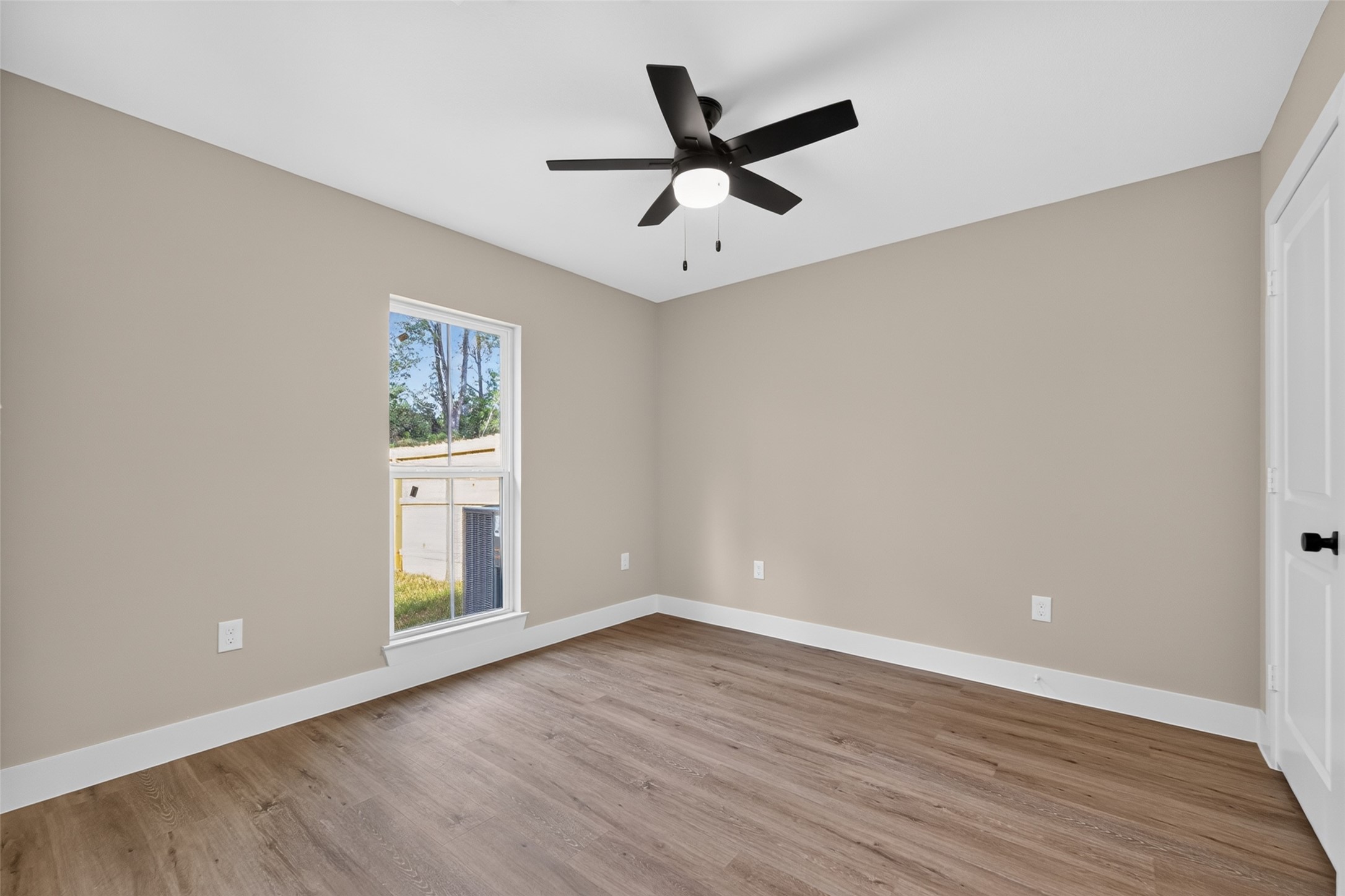 Second bedroom.