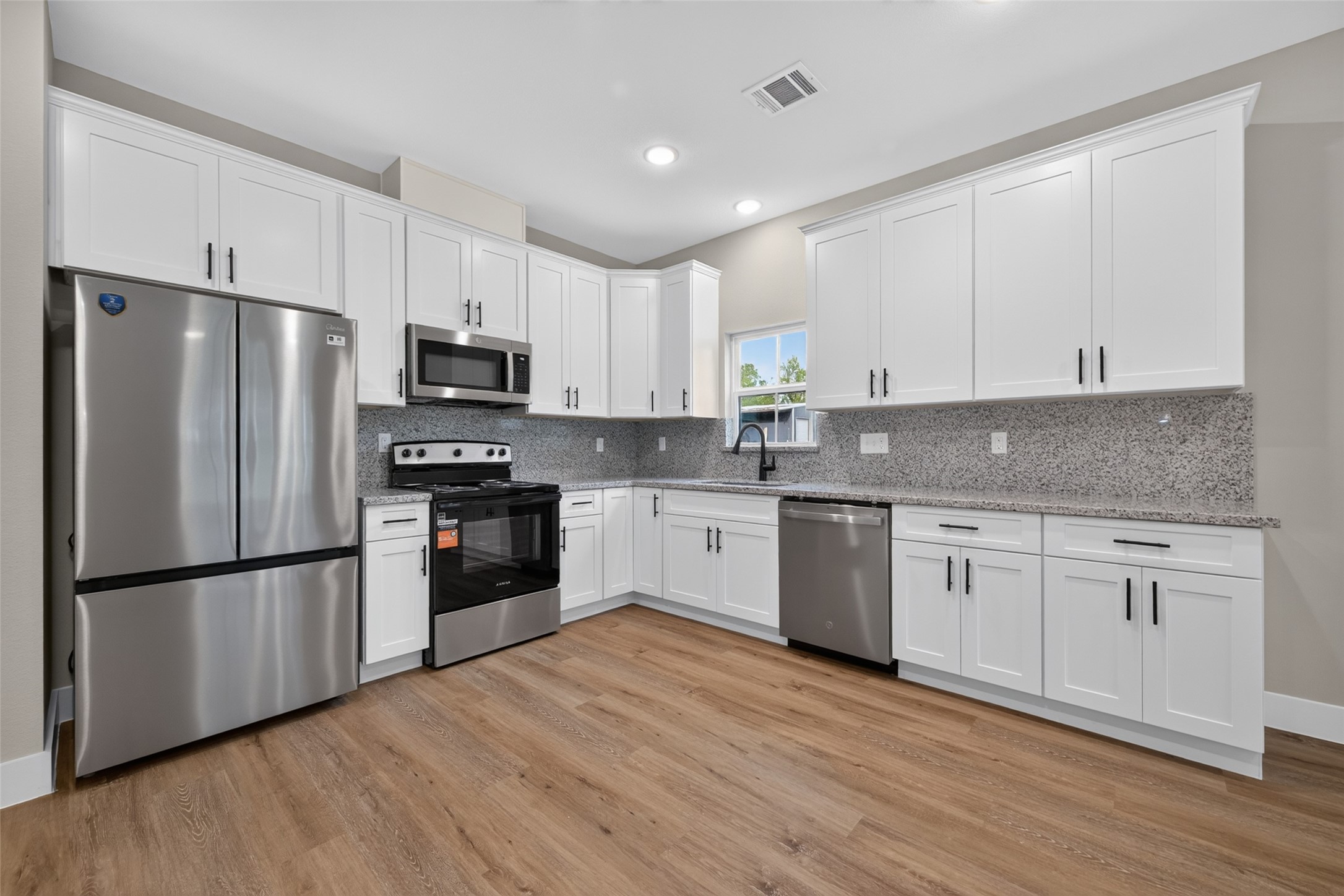 Kitchen comes with brand new refrigerator. Kitchen comes with brand new refrigerator.
