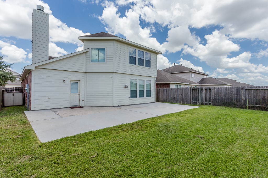 Nice backyard with a large concrete patio, perfect for outdoor gatherings and relaxation.