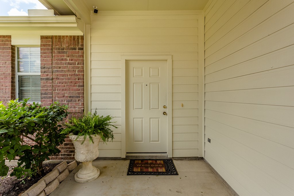 Front entryway with a welcoming atmosphere.
