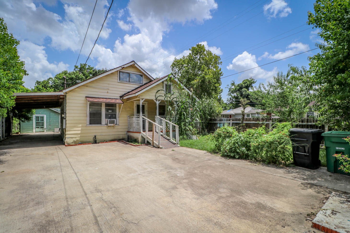 9243 E Avenue O, Houston, TX 77012 9243 E Avenue O, Houston, TX 77012