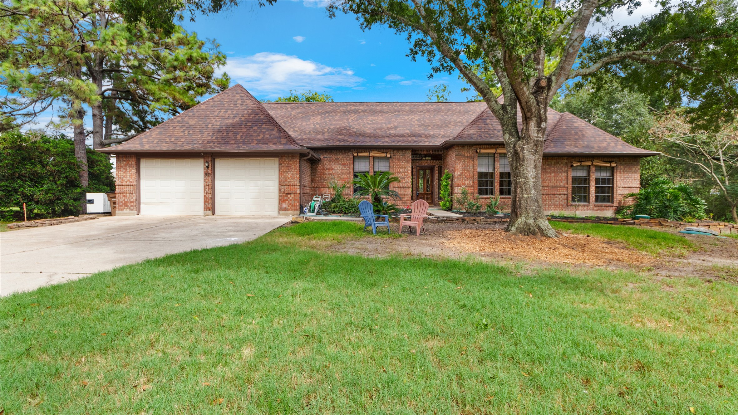 Located on a private access, this home gives total privacy and seclusion Located on a private access, this home gives total privacy and seclusion