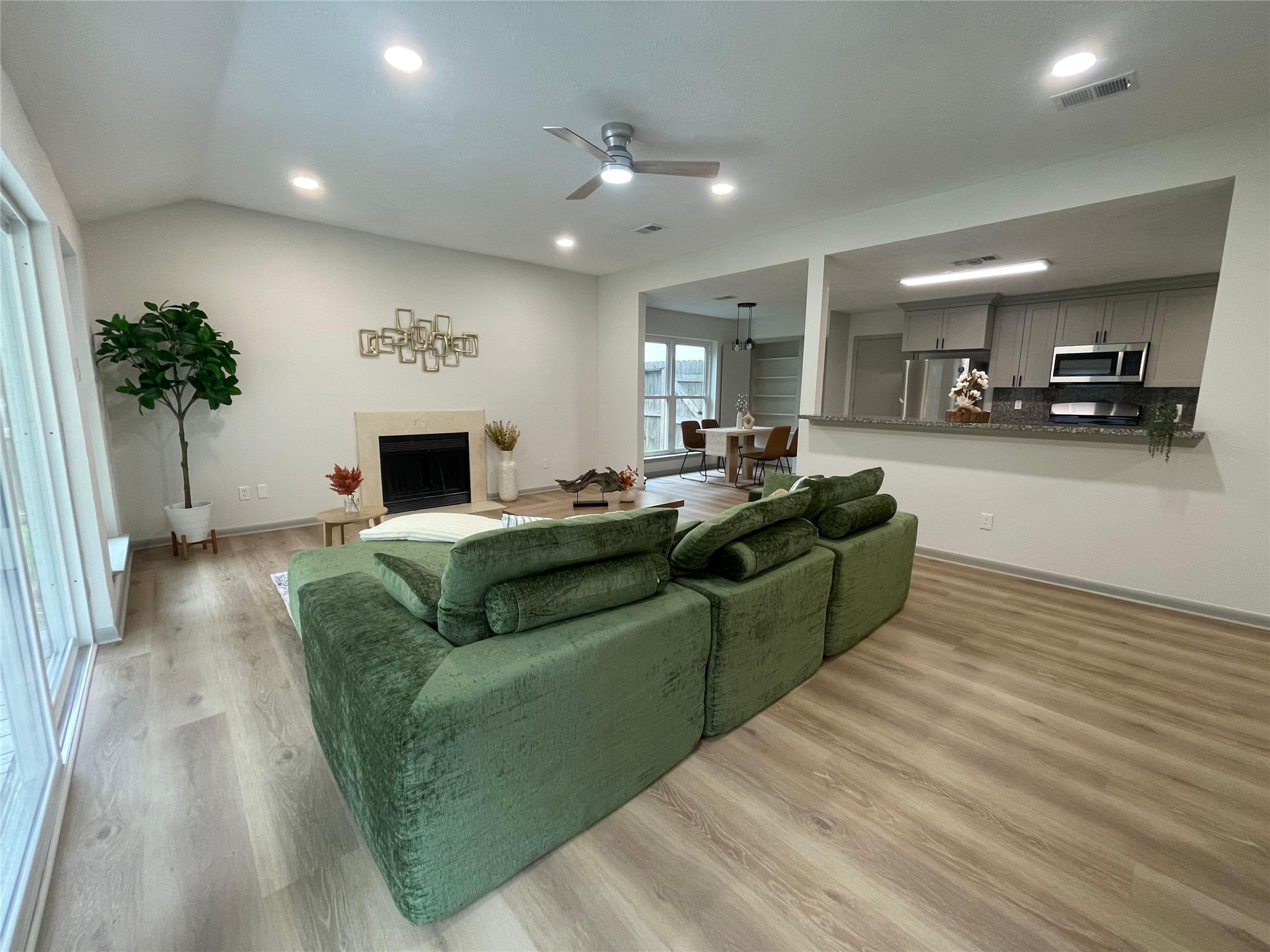 3826 Manordale Drive, Houston, TX 77082 3826 Manordale Drive, Houston, TX 77082