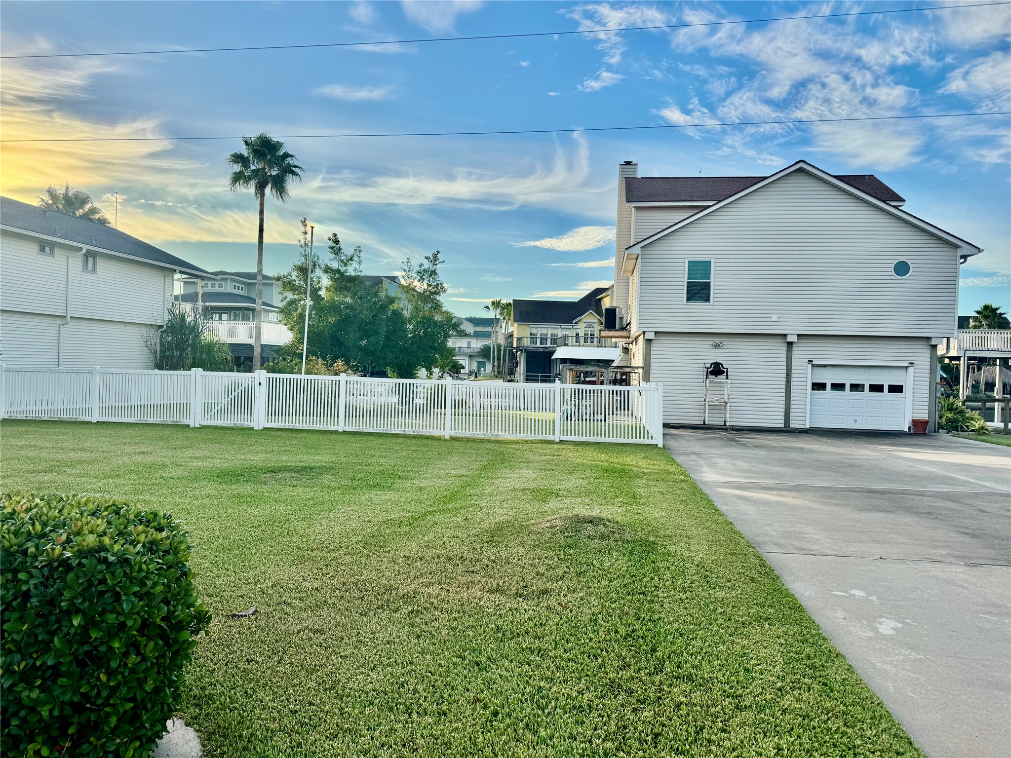 1019 Tiki Drive, Tiki Island, TX 77554
