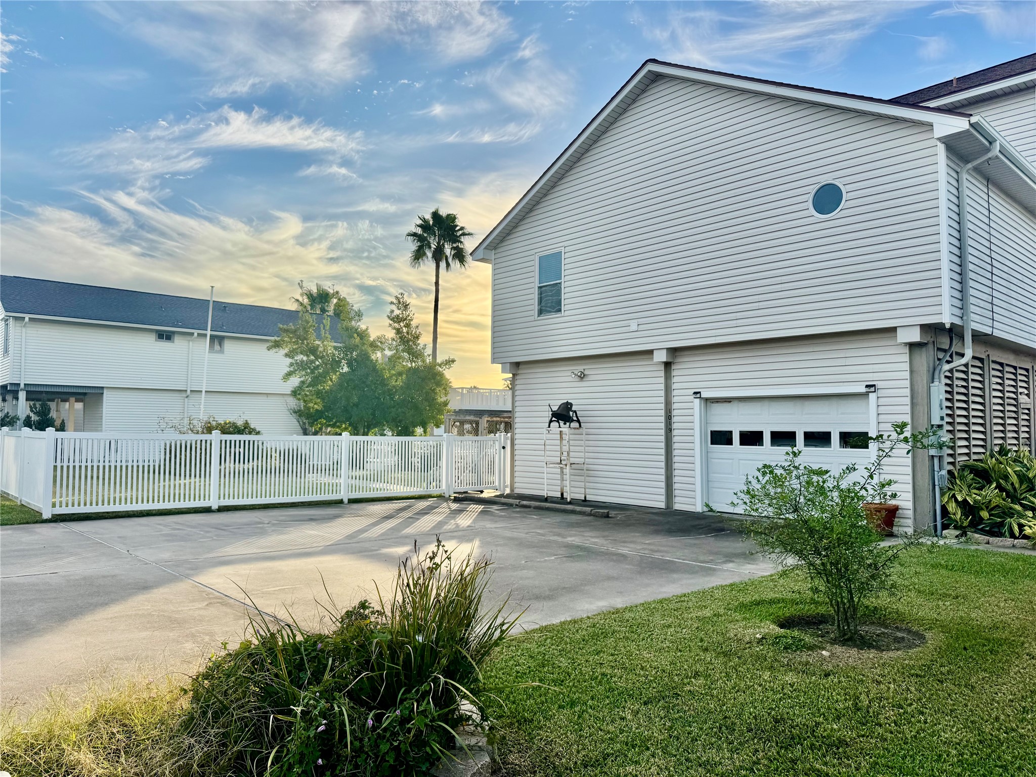 1019 Tiki Drive, Tiki Island, TX 77554