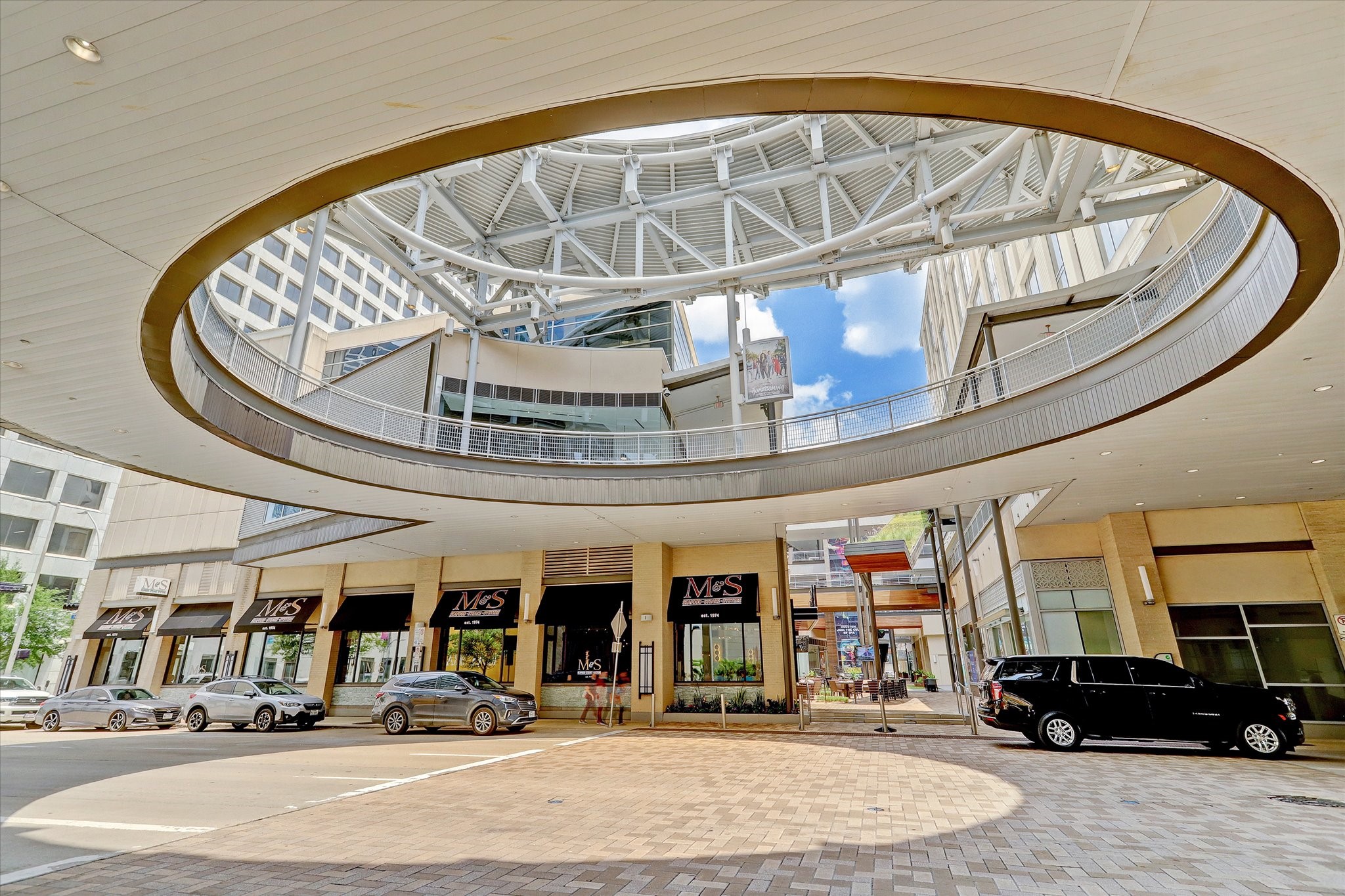 GreenStreet's overhead walkways link multiple levels of the downtown development. Open passages connect the surrounding streets with dining and entertainment destinations.