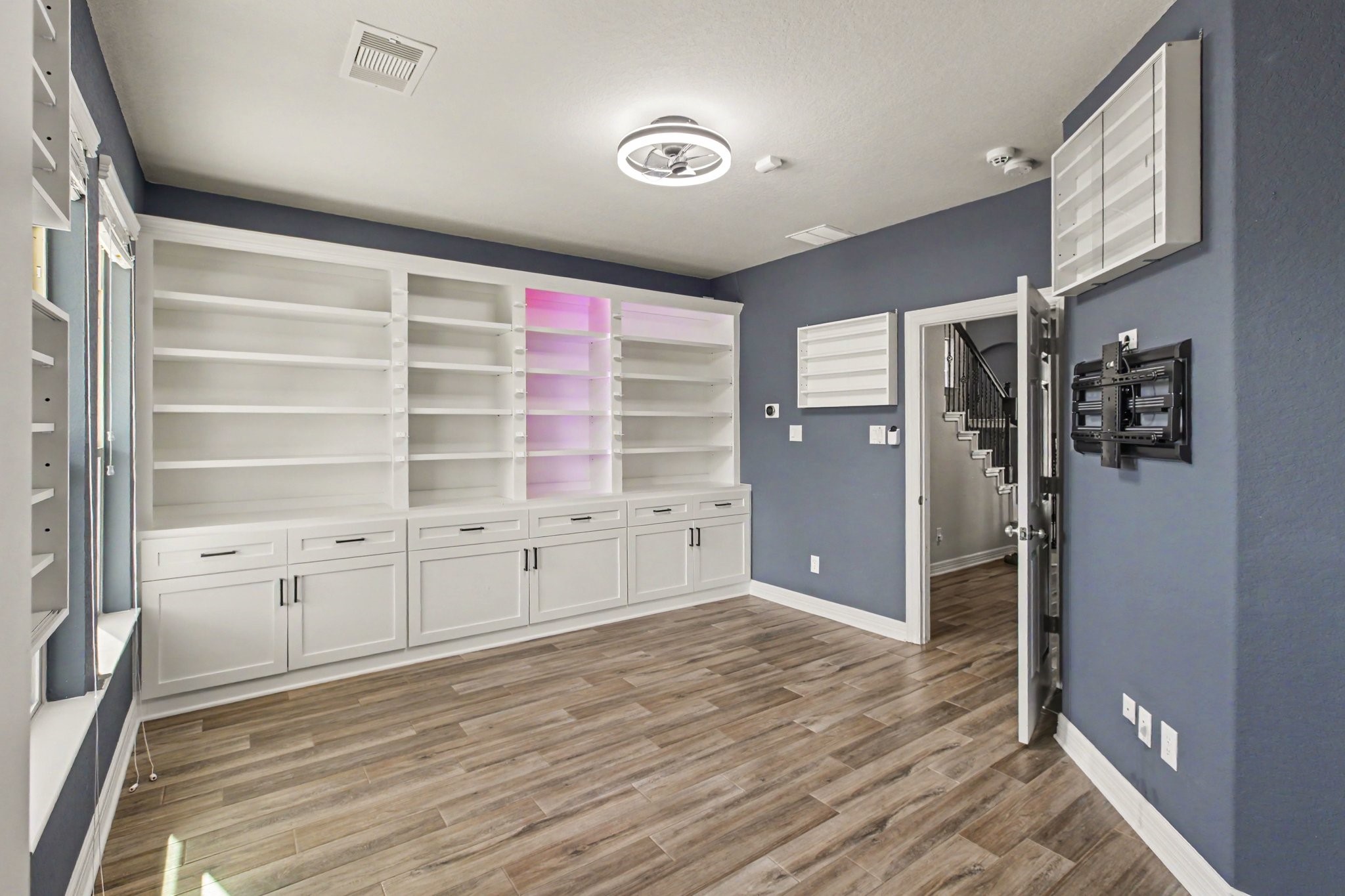 The downstairs (bed)room has it's own bathroom and custom built-in shelving and cabinetry