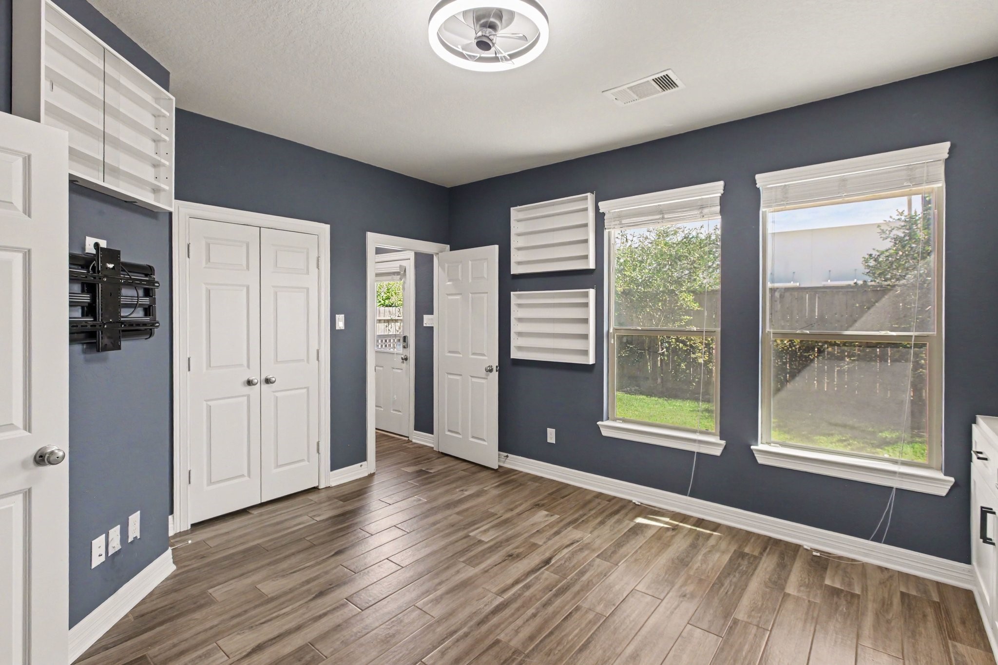 The downstairs (bed)room has it's own bathroom and custom built-in shelving and cabinetry