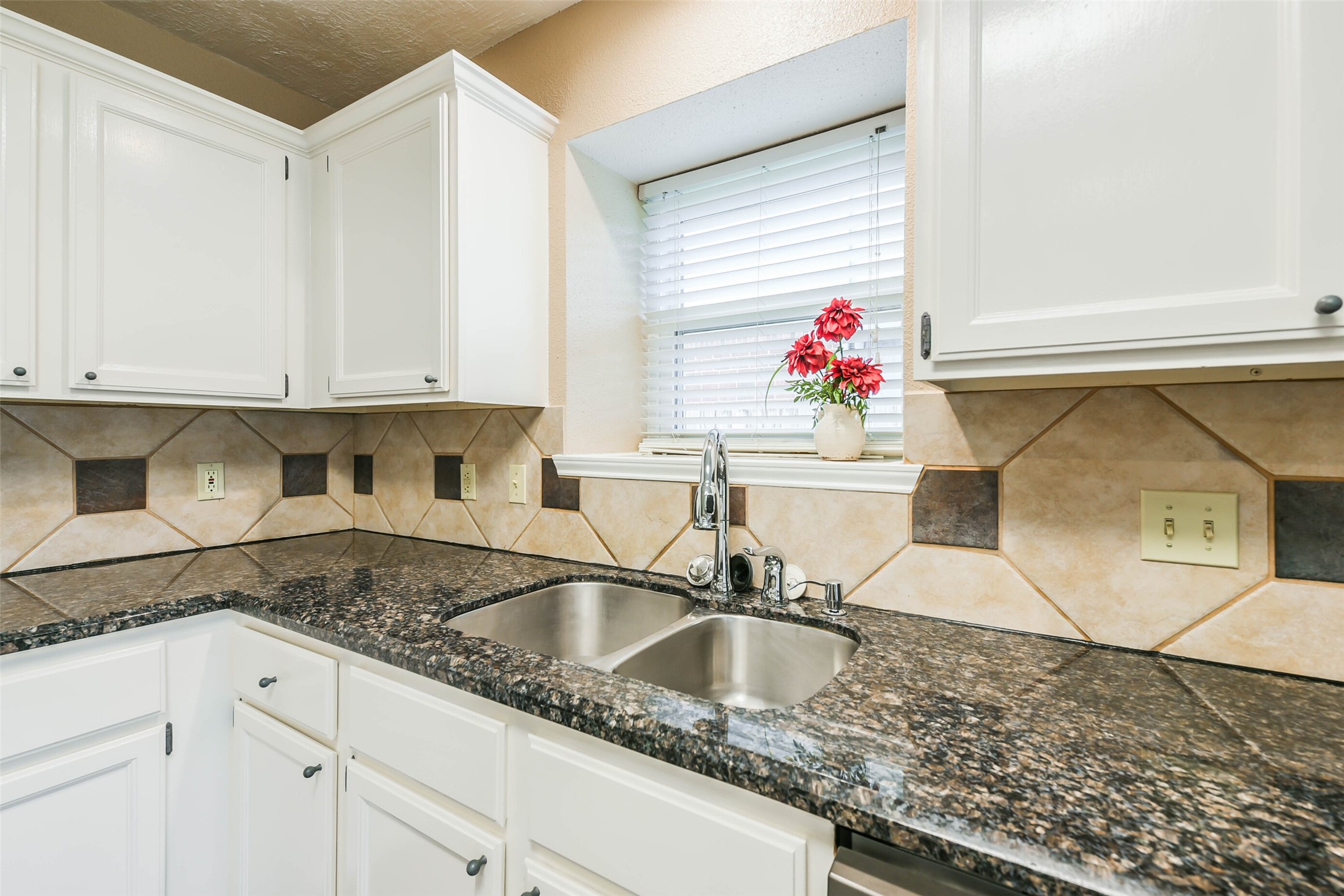 2002 Edinburg Avenue, League City, TX 77573