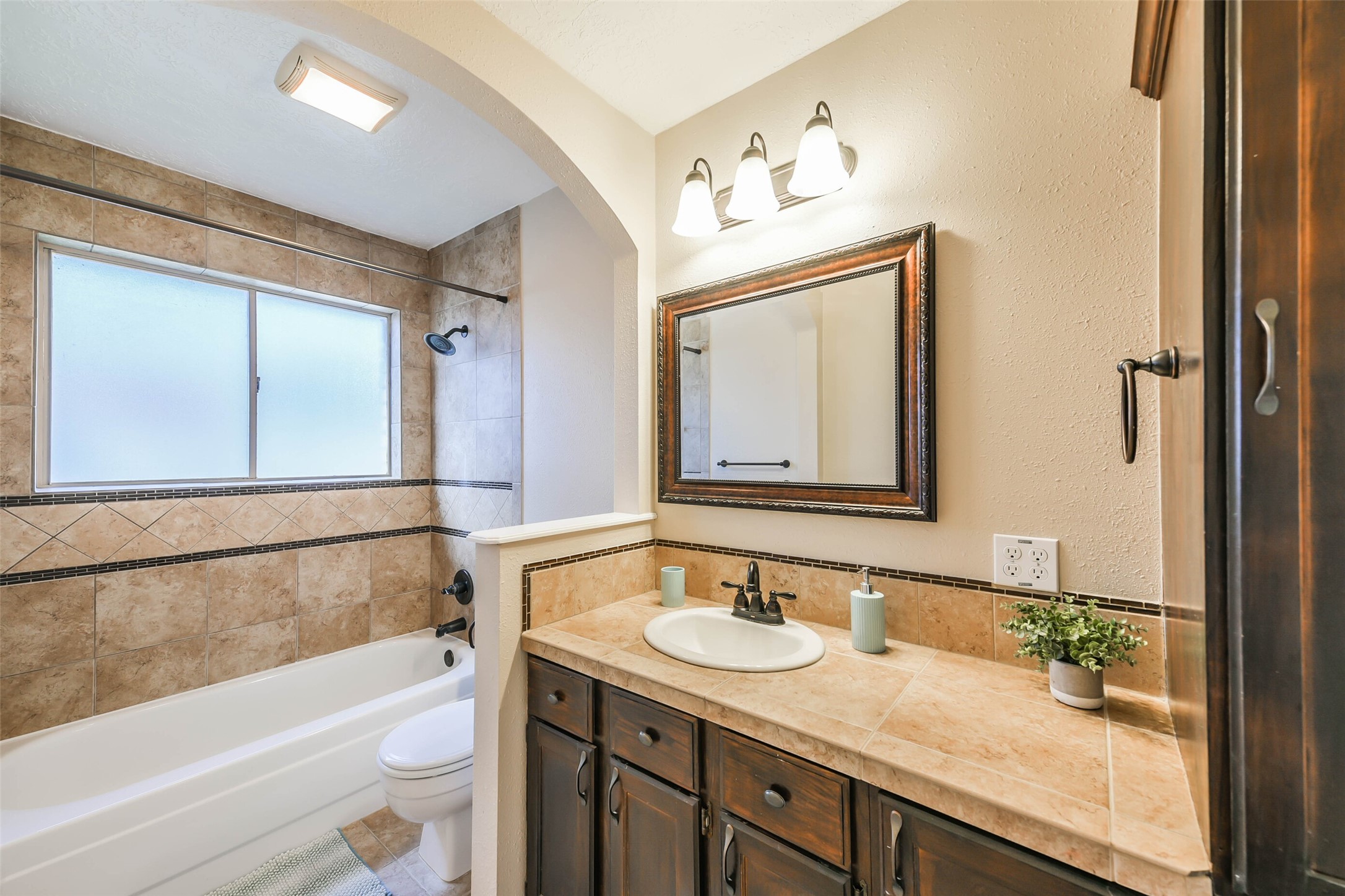 2002 Edinburg Avenue, League City, TX 77573