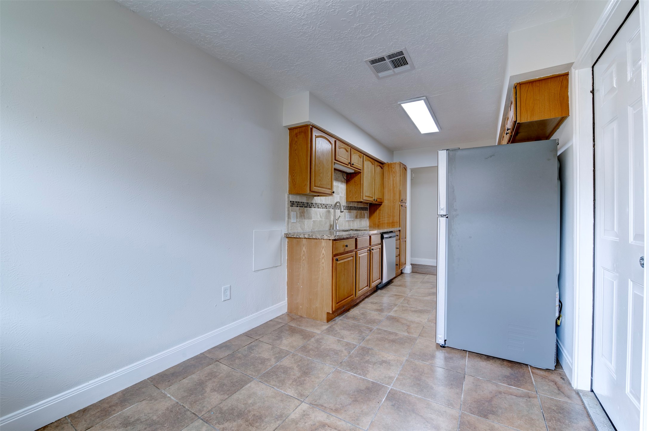 4814 Big Reef Drive, Bacliff, TX 77518