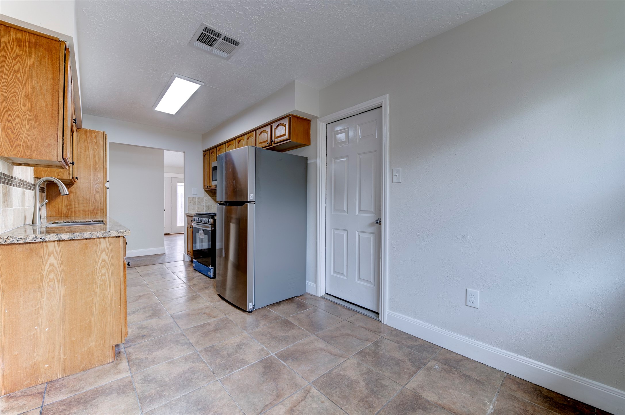4814 Big Reef Drive, Bacliff, TX 77518